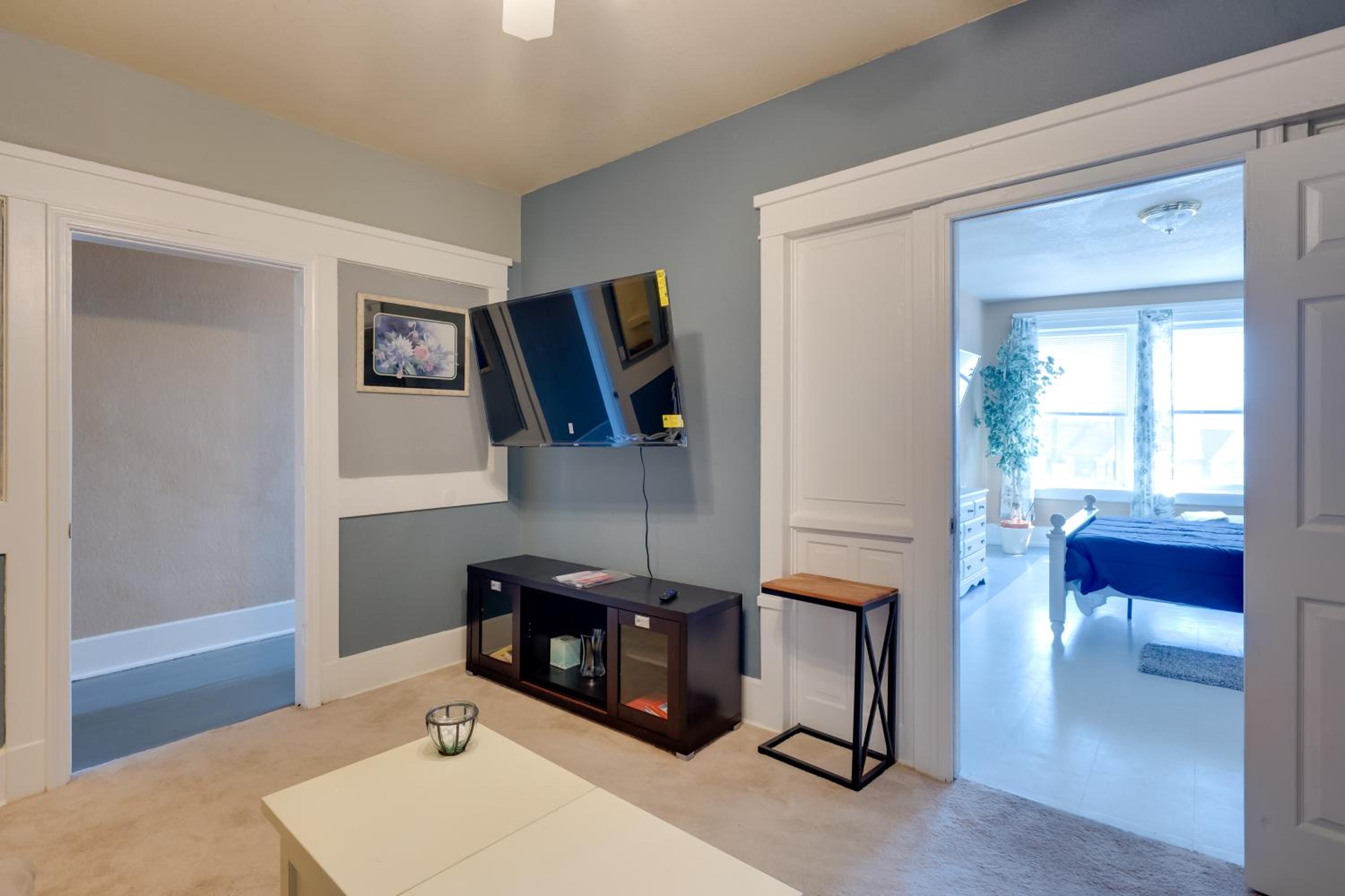 Walkable Racine Retreat! 1 Mi to Lake Michigan