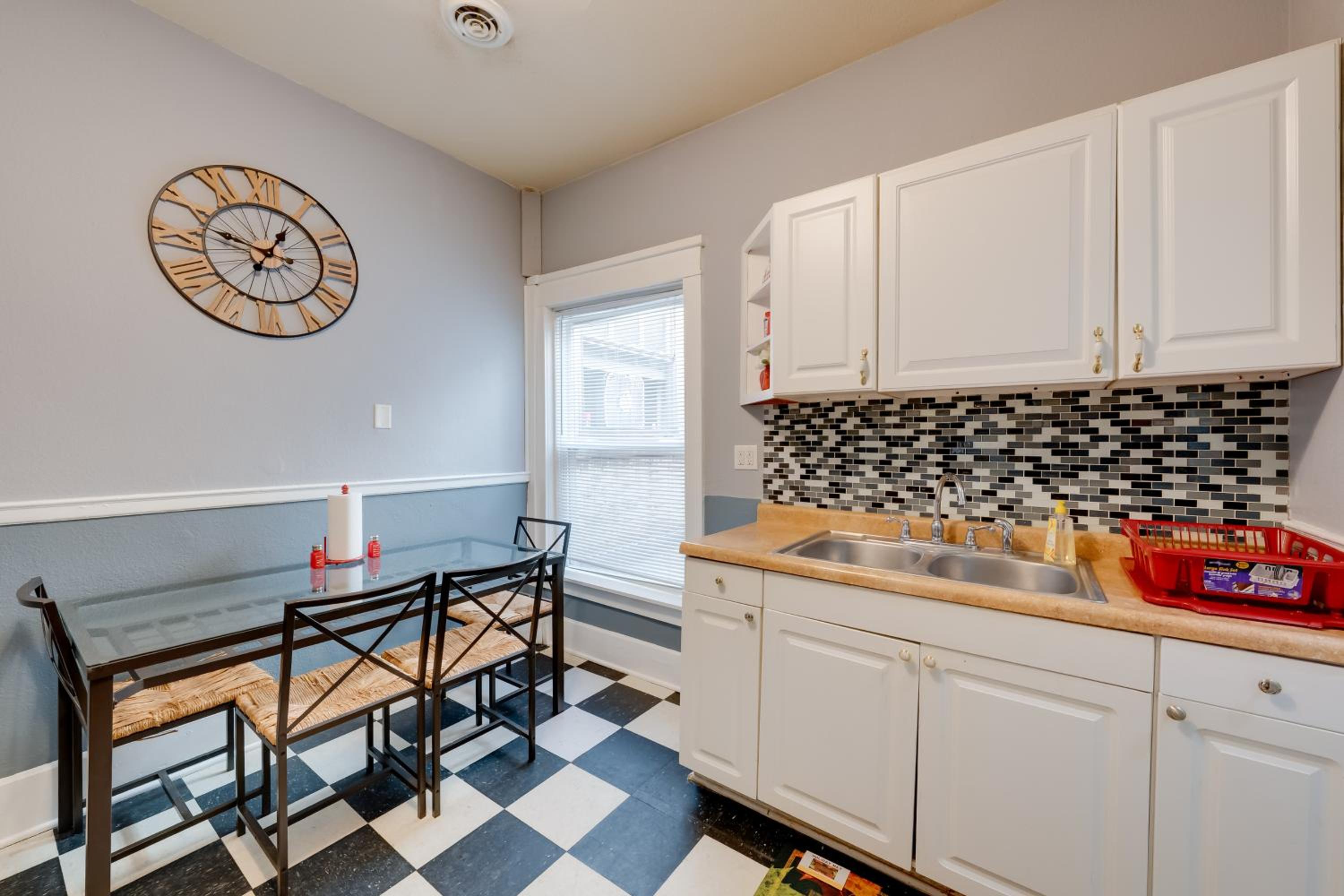 Walkable Racine Retreat! 1 Mi to Lake Michigan