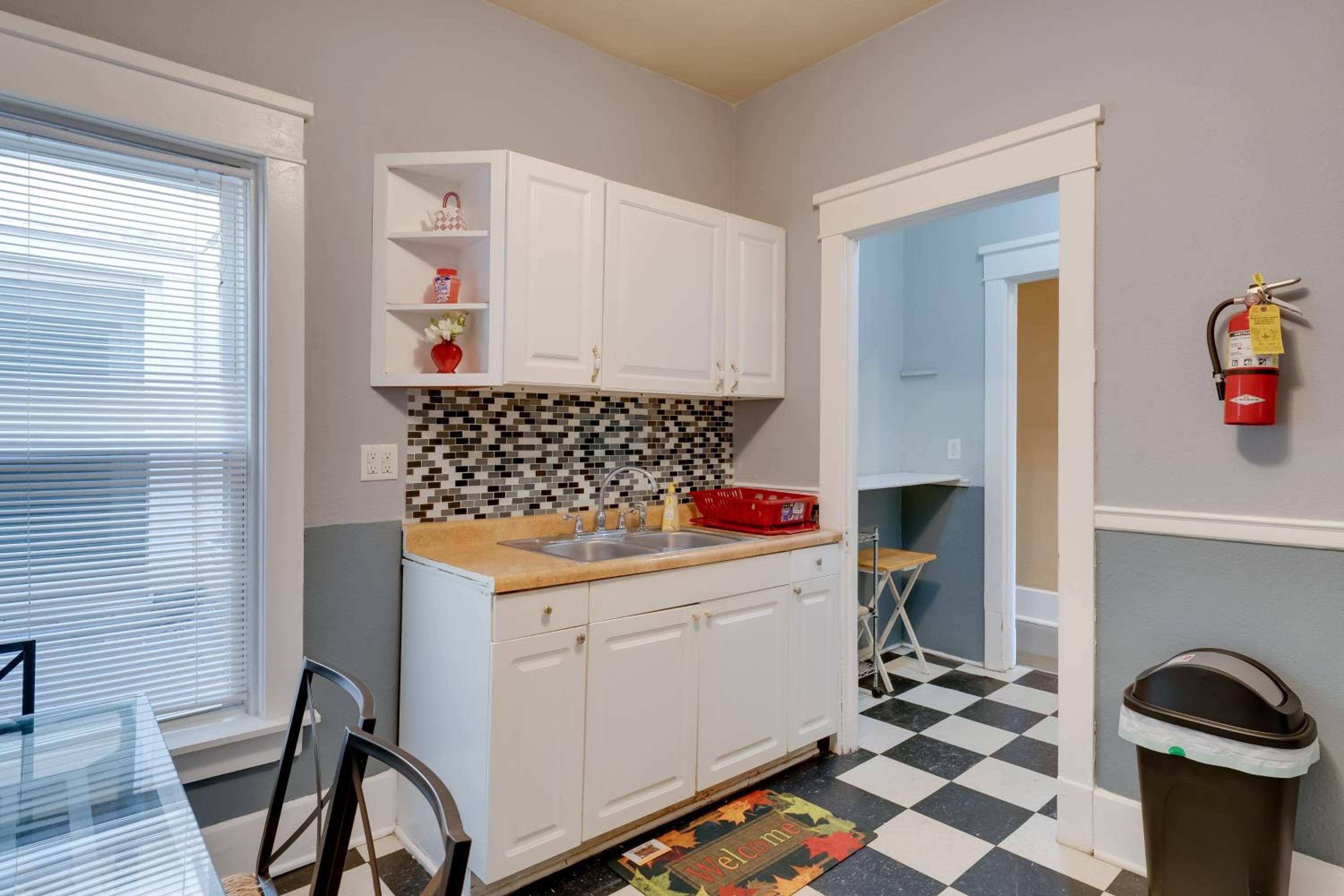 Walkable Racine Retreat! 1 Mi to Lake Michigan