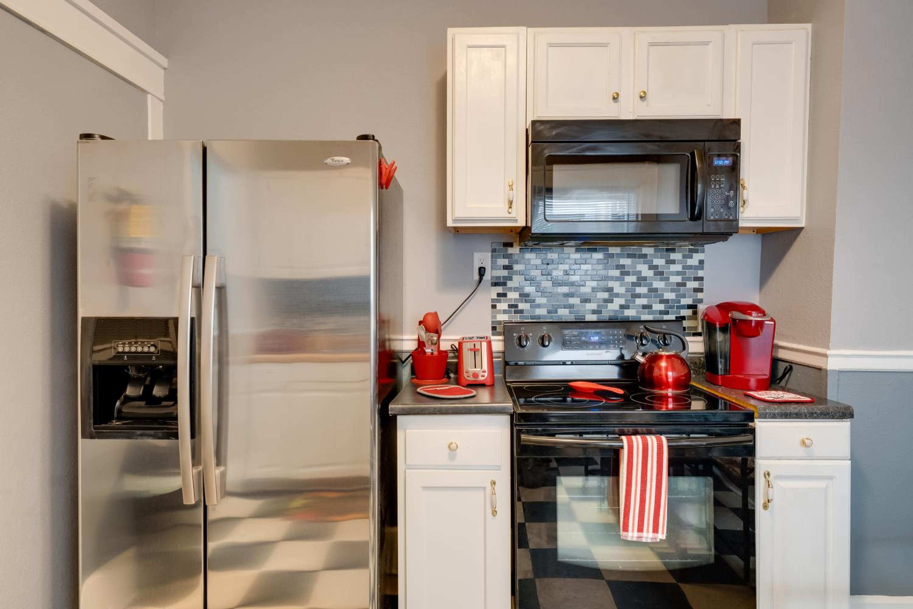 Walkable Racine Retreat! 1 Mi to Lake Michigan