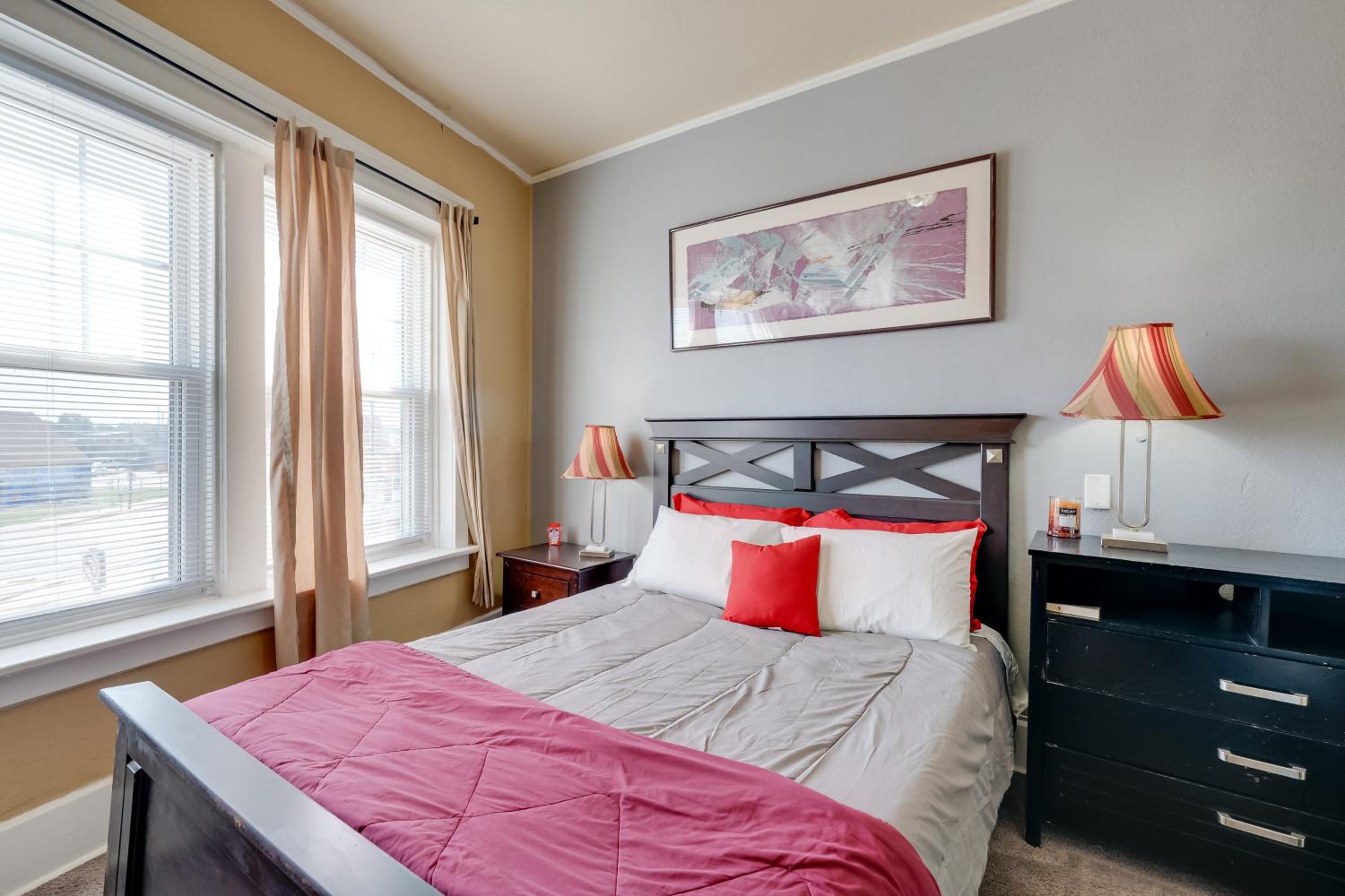 Walkable Racine Retreat! 1 Mi to Lake Michigan