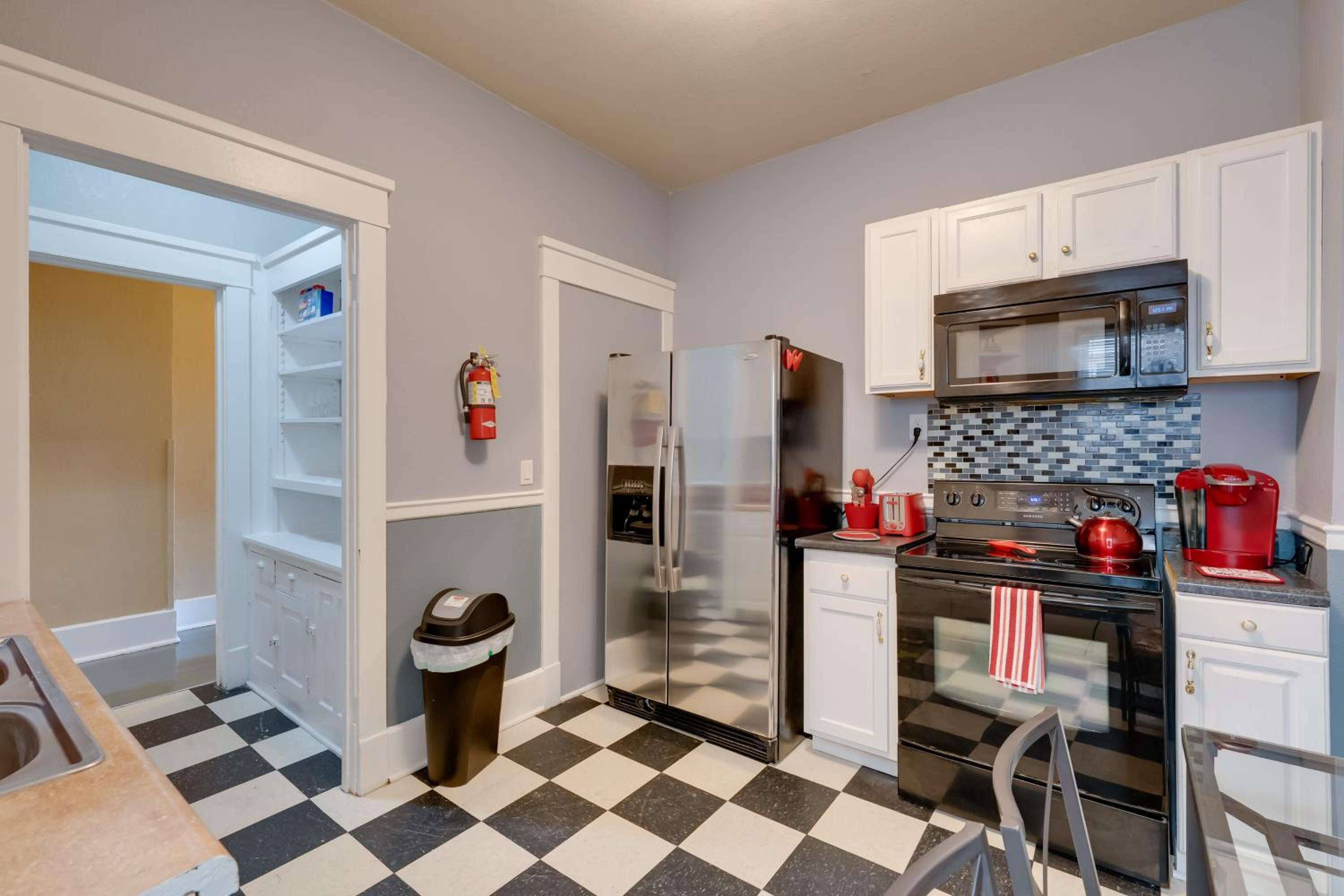 Walkable Racine Retreat! 1 Mi to Lake Michigan