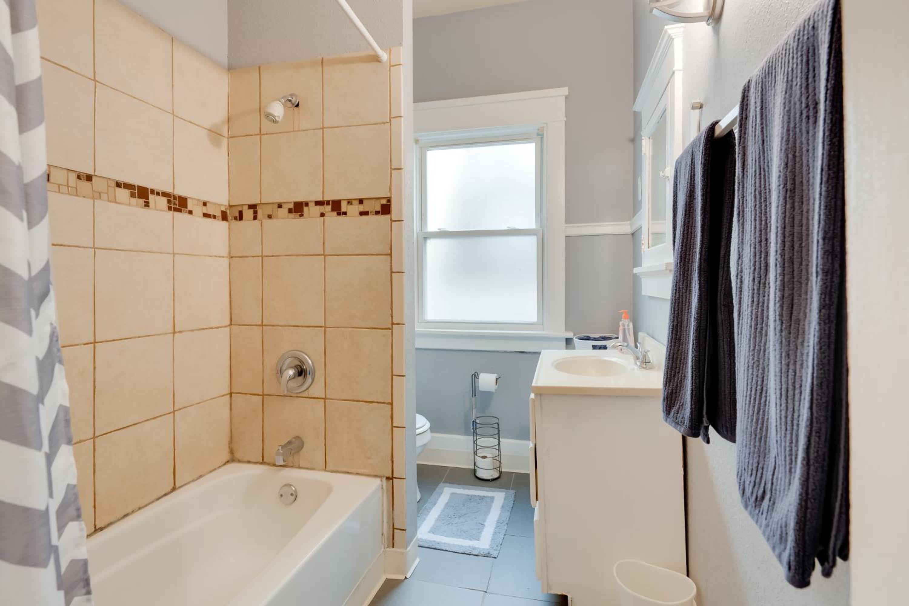 Walkable Racine Retreat! 1 Mi to Lake Michigan