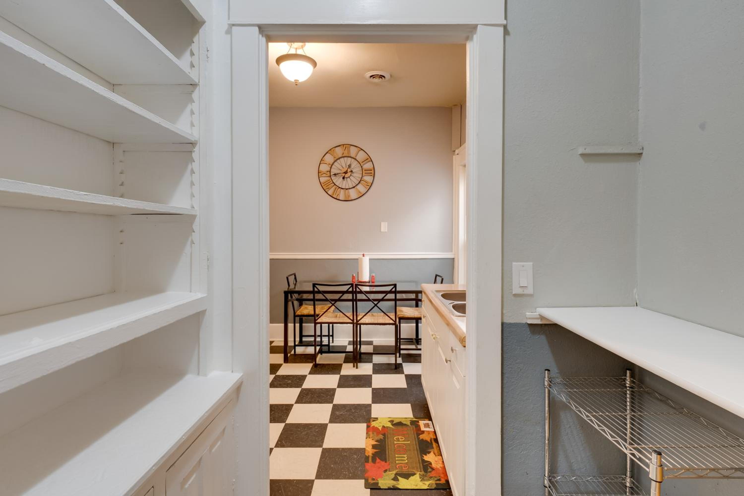 Walkable Racine Retreat! 1 Mi to Lake Michigan