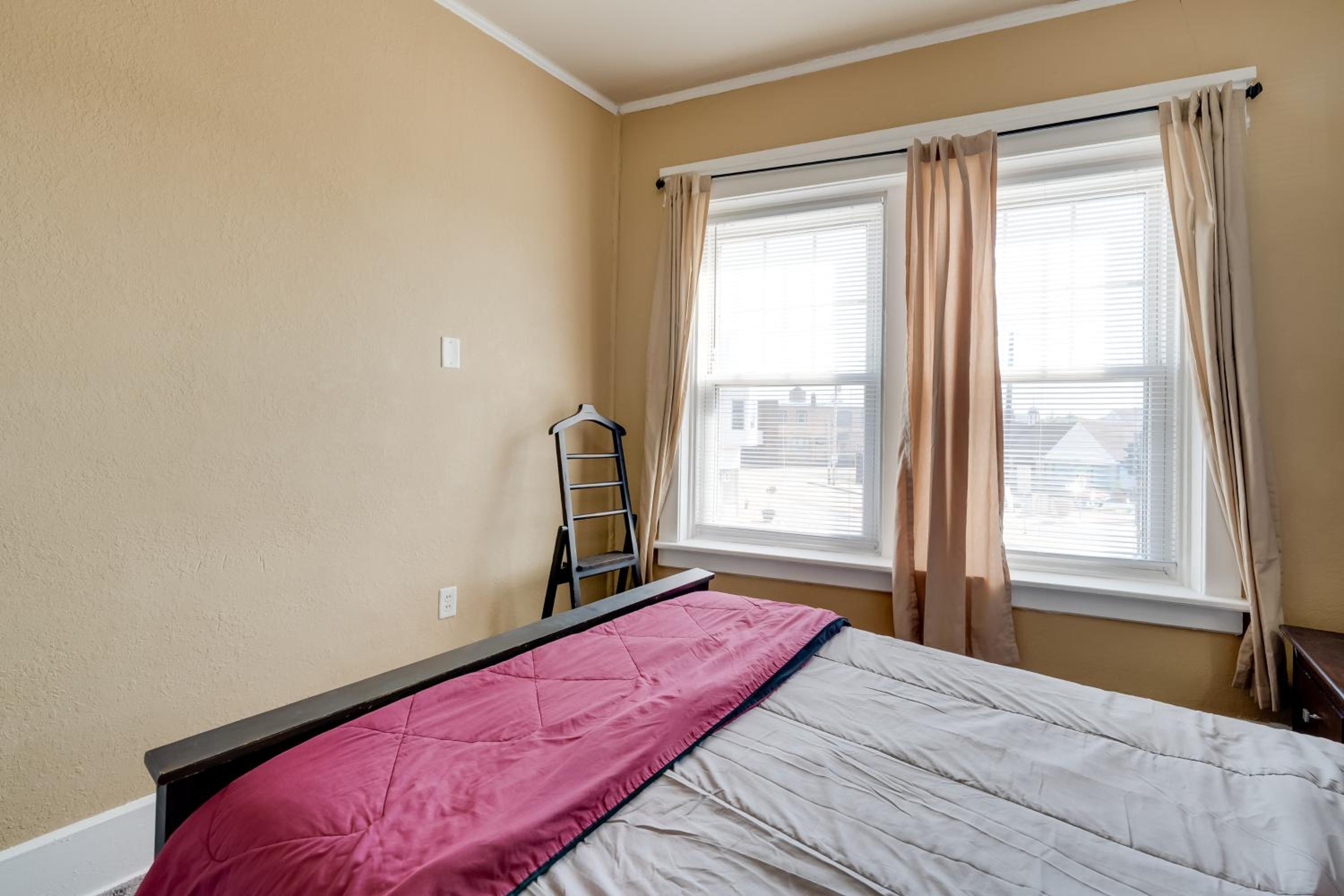 Walkable Racine Retreat! 1 Mi to Lake Michigan