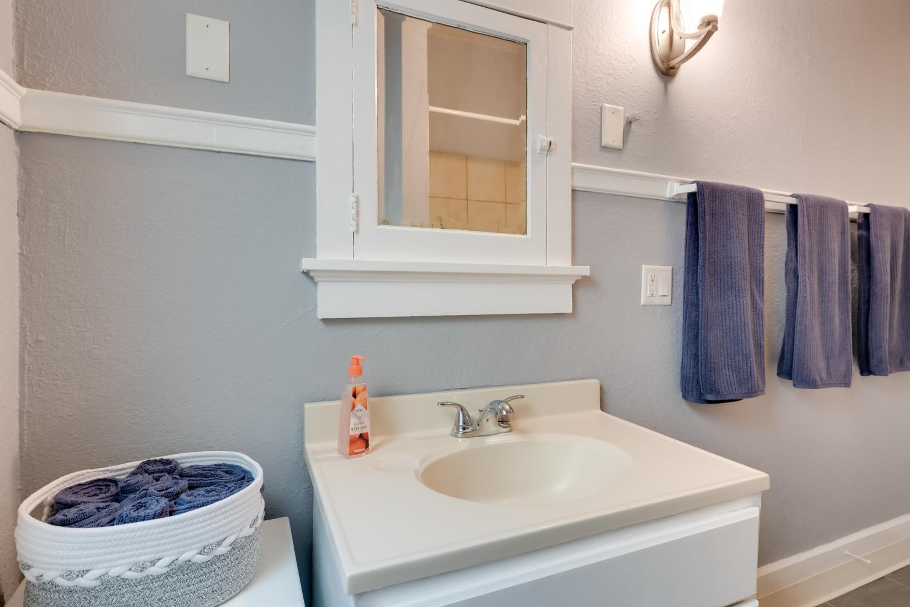 Walkable Racine Retreat! 1 Mi to Lake Michigan