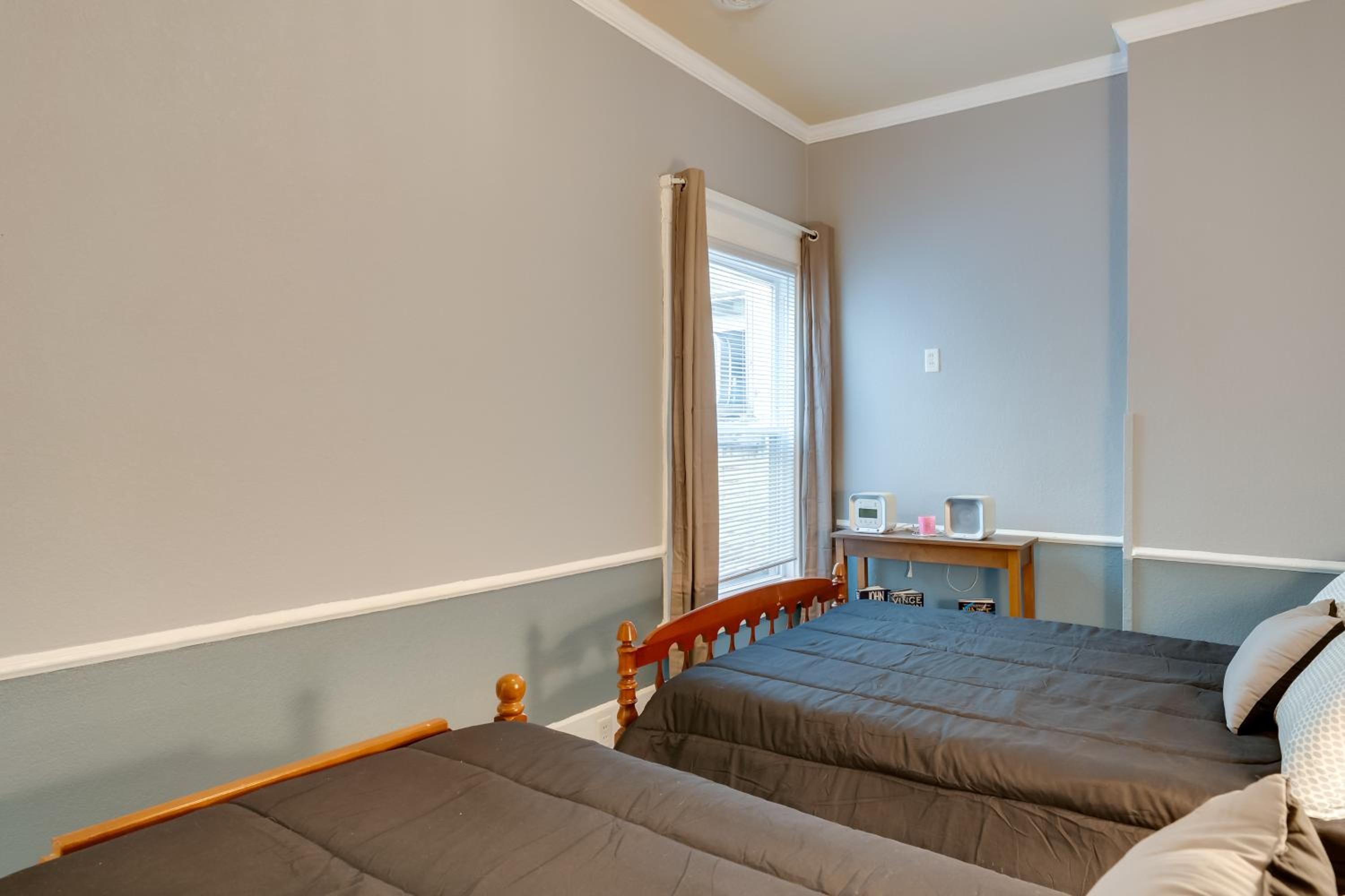 Walkable Racine Retreat! 1 Mi to Lake Michigan