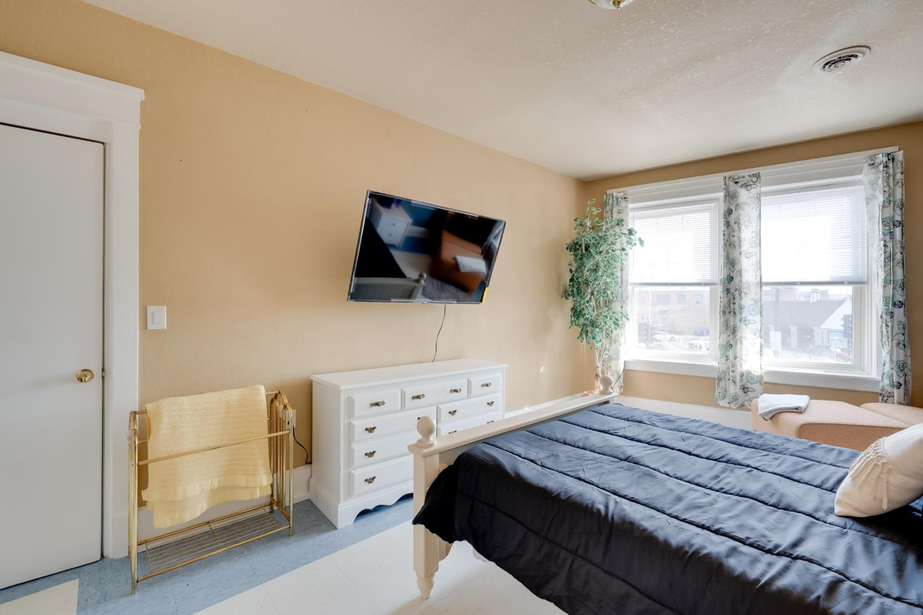 Walkable Racine Retreat! 1 Mi to Lake Michigan