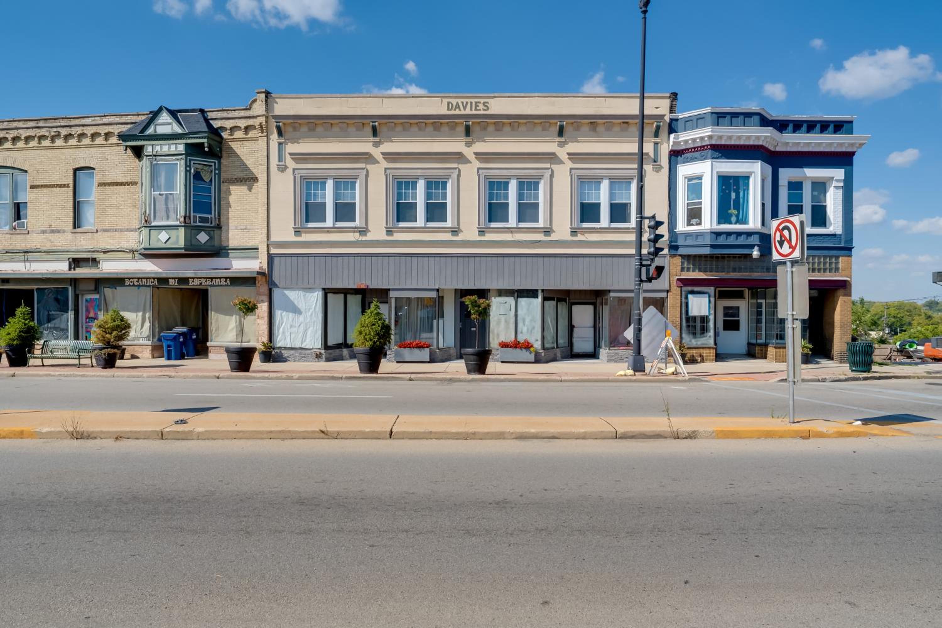 Walkable Racine Retreat! 1 Mi to Lake Michigan
