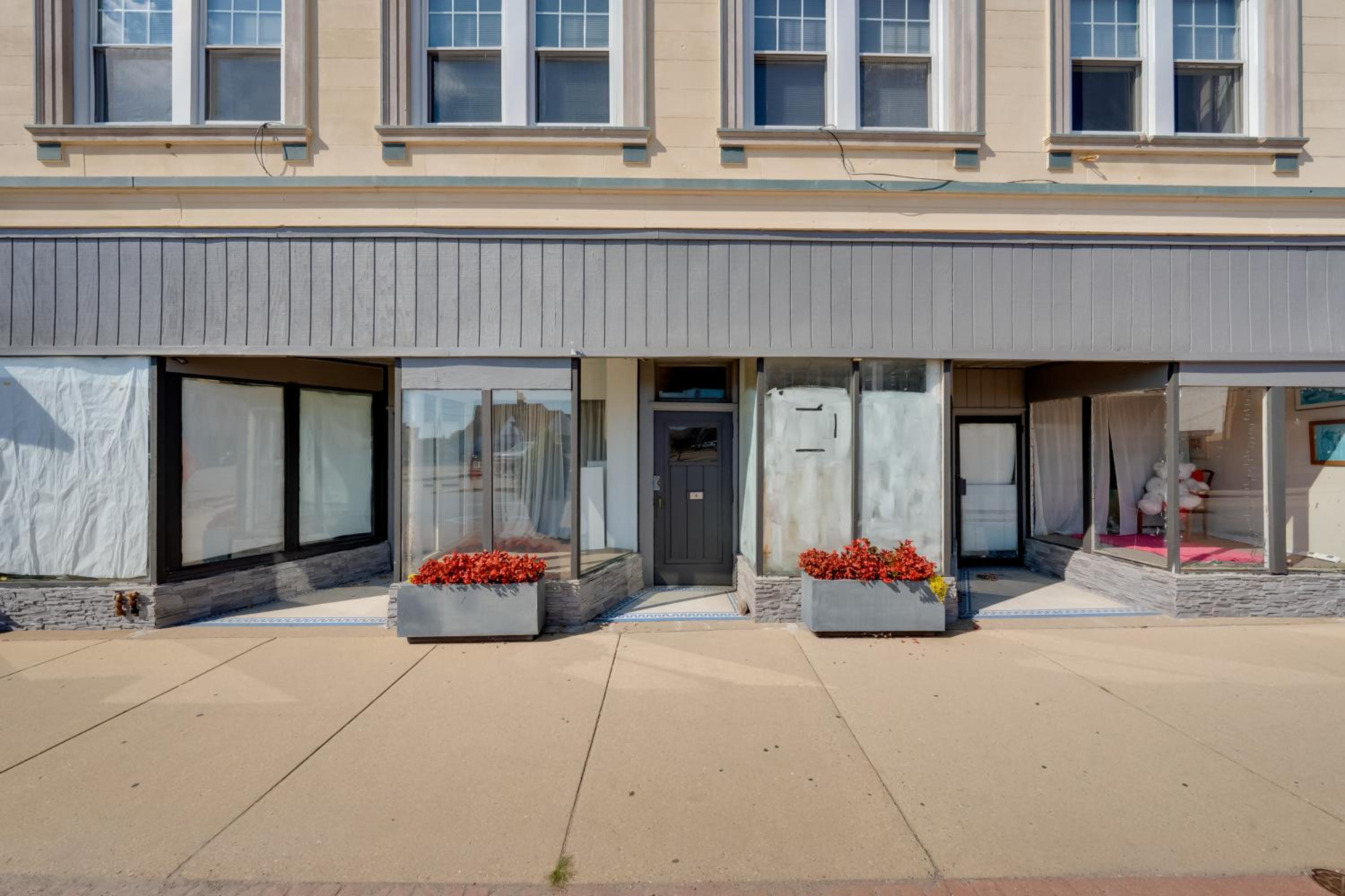 Walkable Racine Retreat! 1 Mi to Lake Michigan