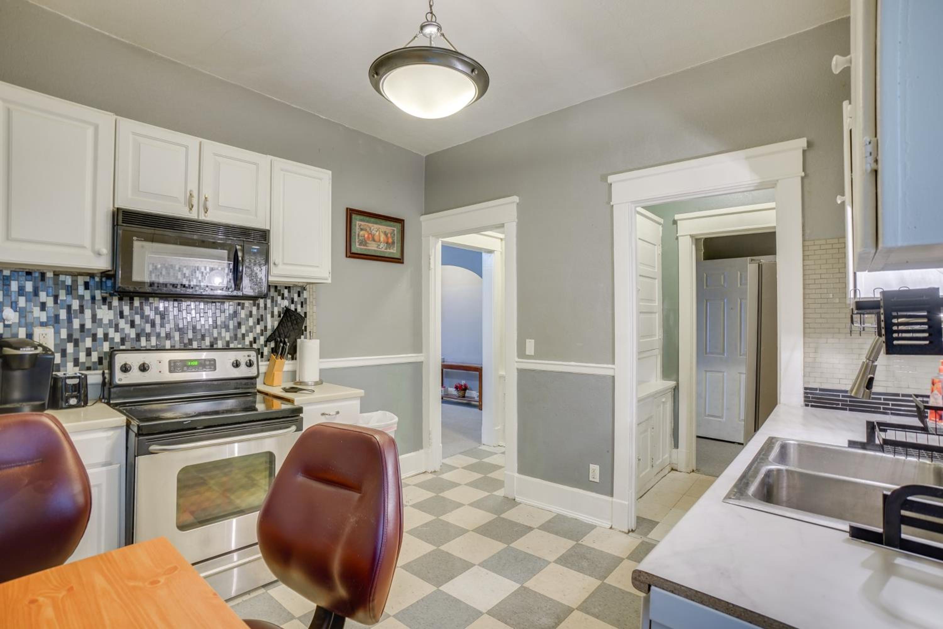 1 Mi to Lake Michigan! Urban Racine Apartment