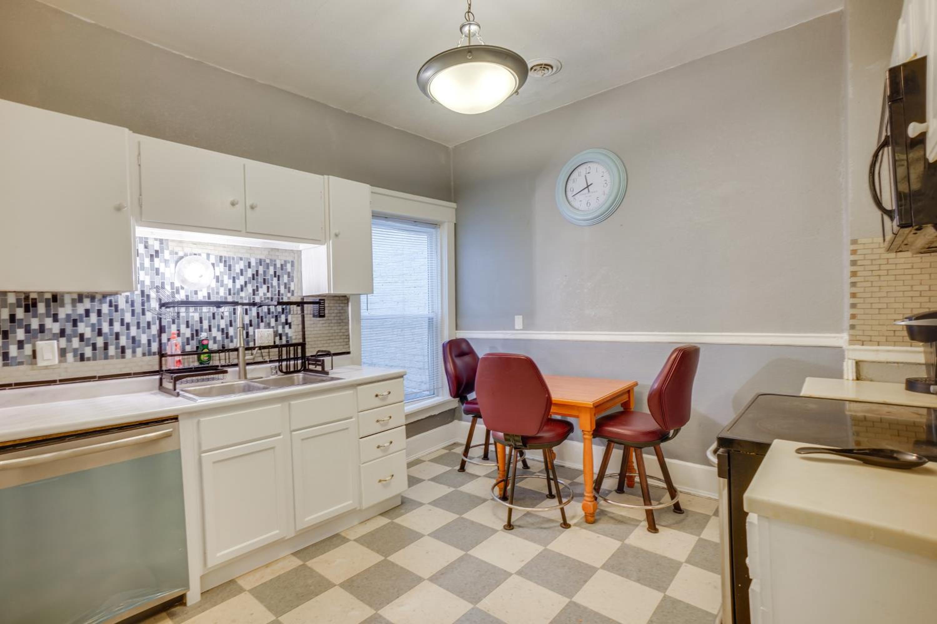 1 Mi to Lake Michigan! Urban Racine Apartment