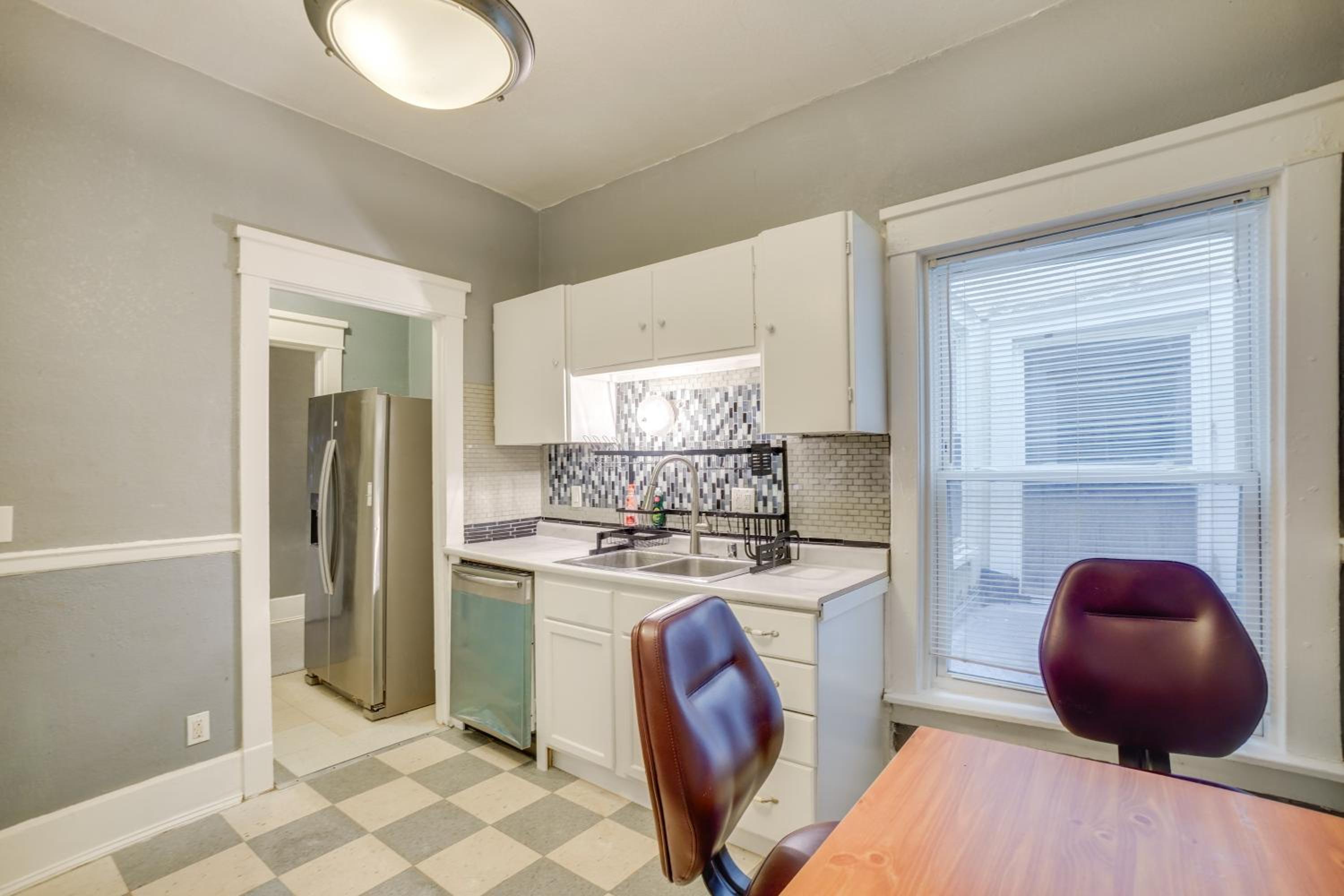 1 Mi to Lake Michigan! Urban Racine Apartment