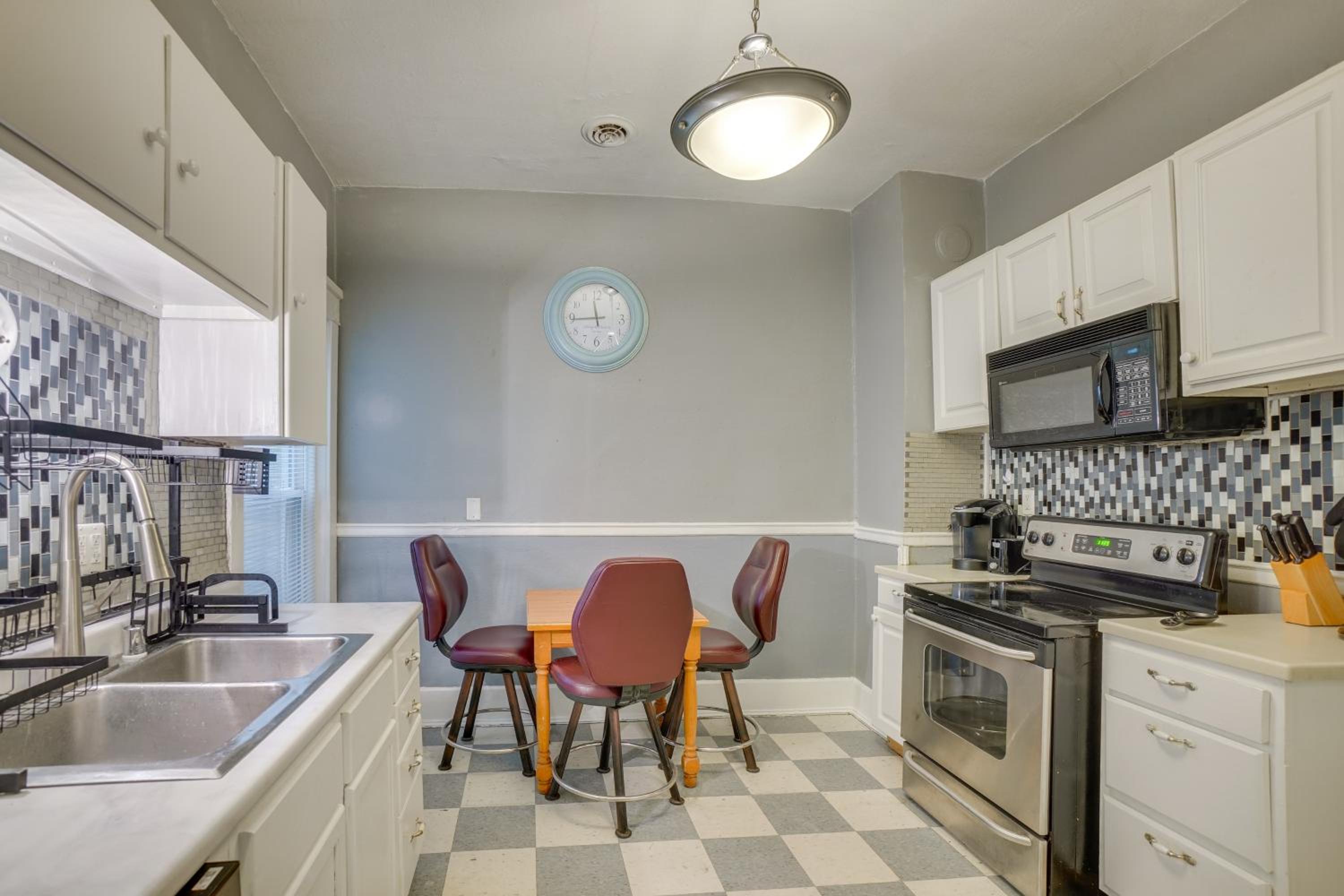 1 Mi to Lake Michigan! Urban Racine Apartment