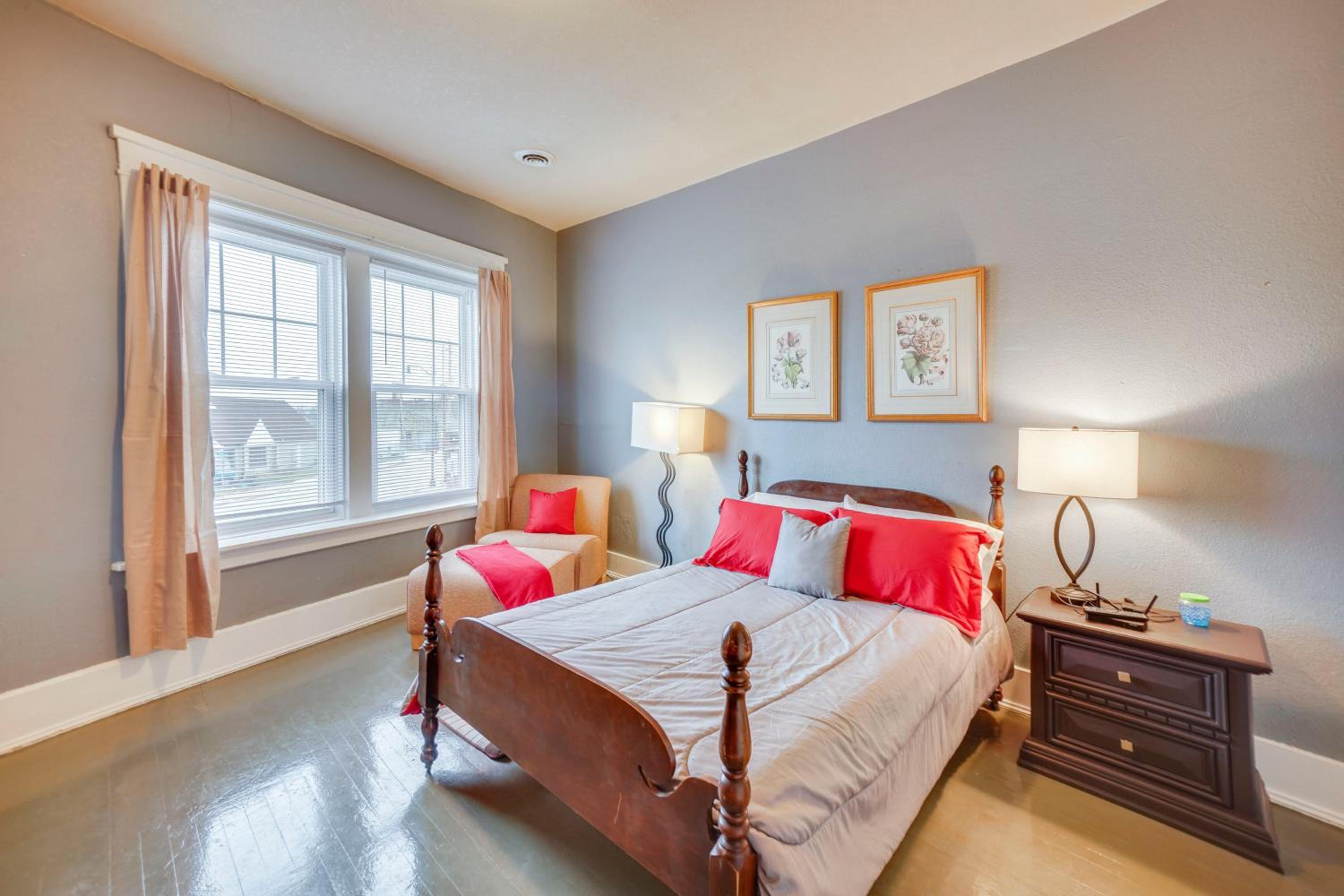 1 Mi to Lake Michigan! Urban Racine Apartment
