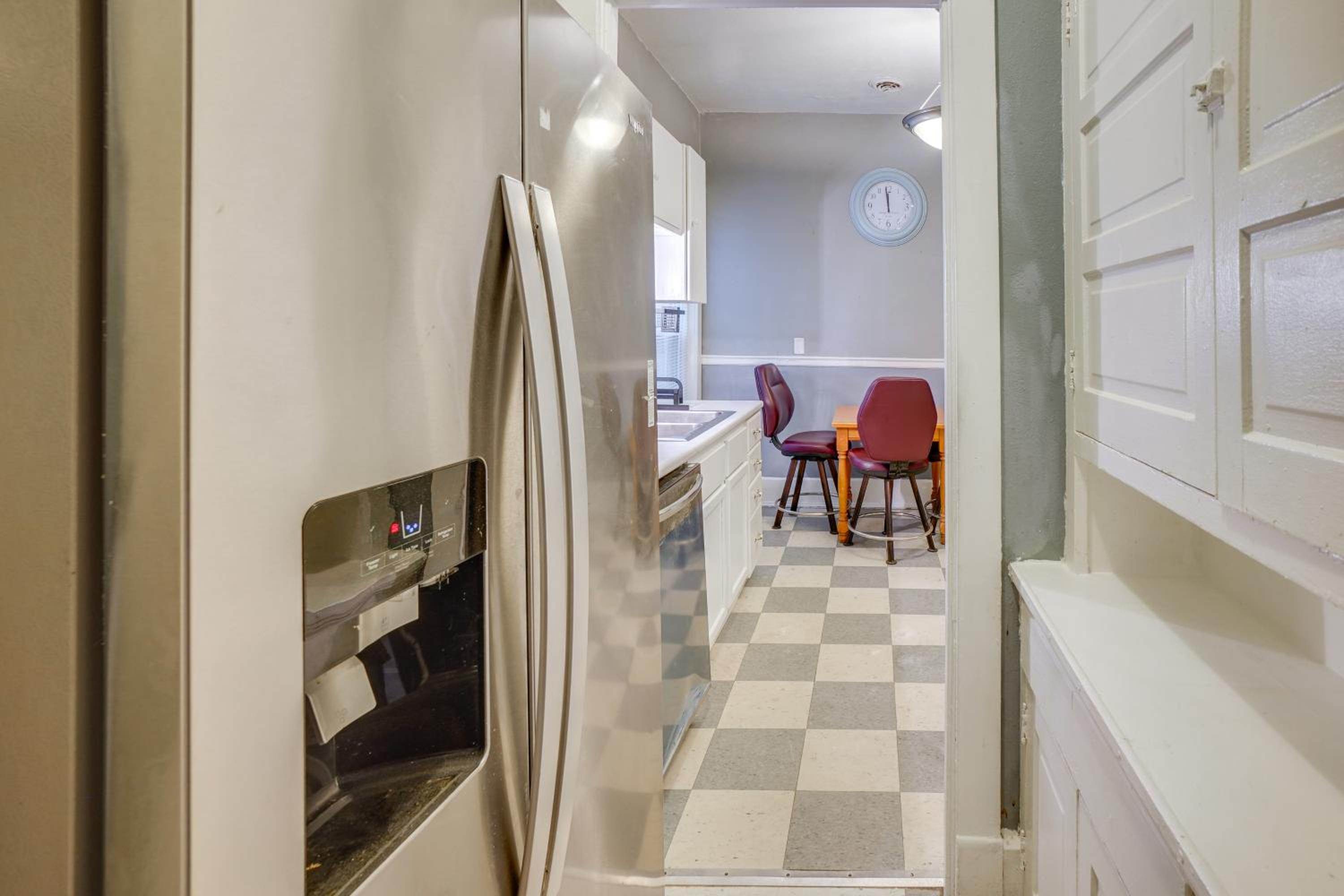 1 Mi to Lake Michigan! Urban Racine Apartment