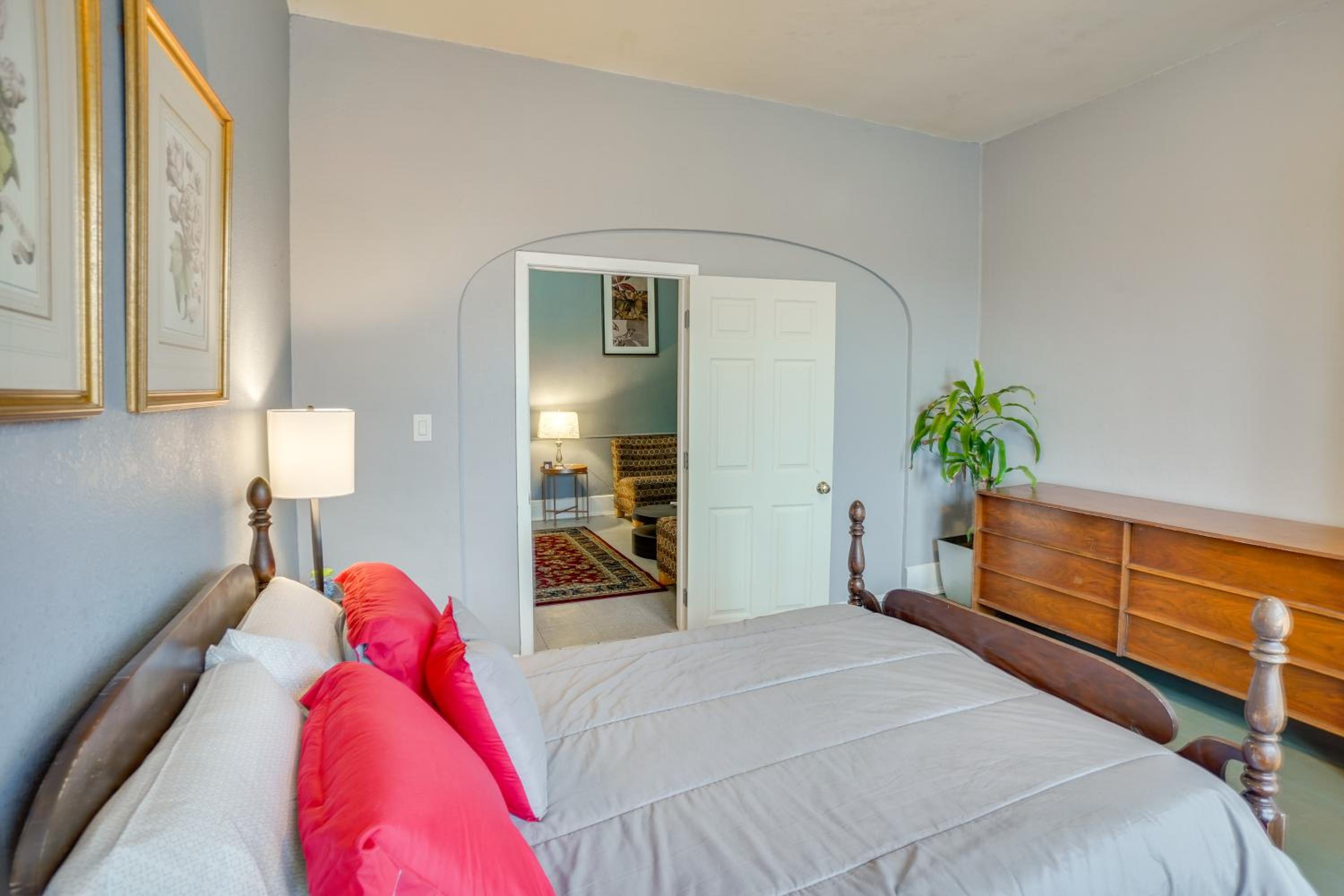 1 Mi to Lake Michigan! Urban Racine Apartment