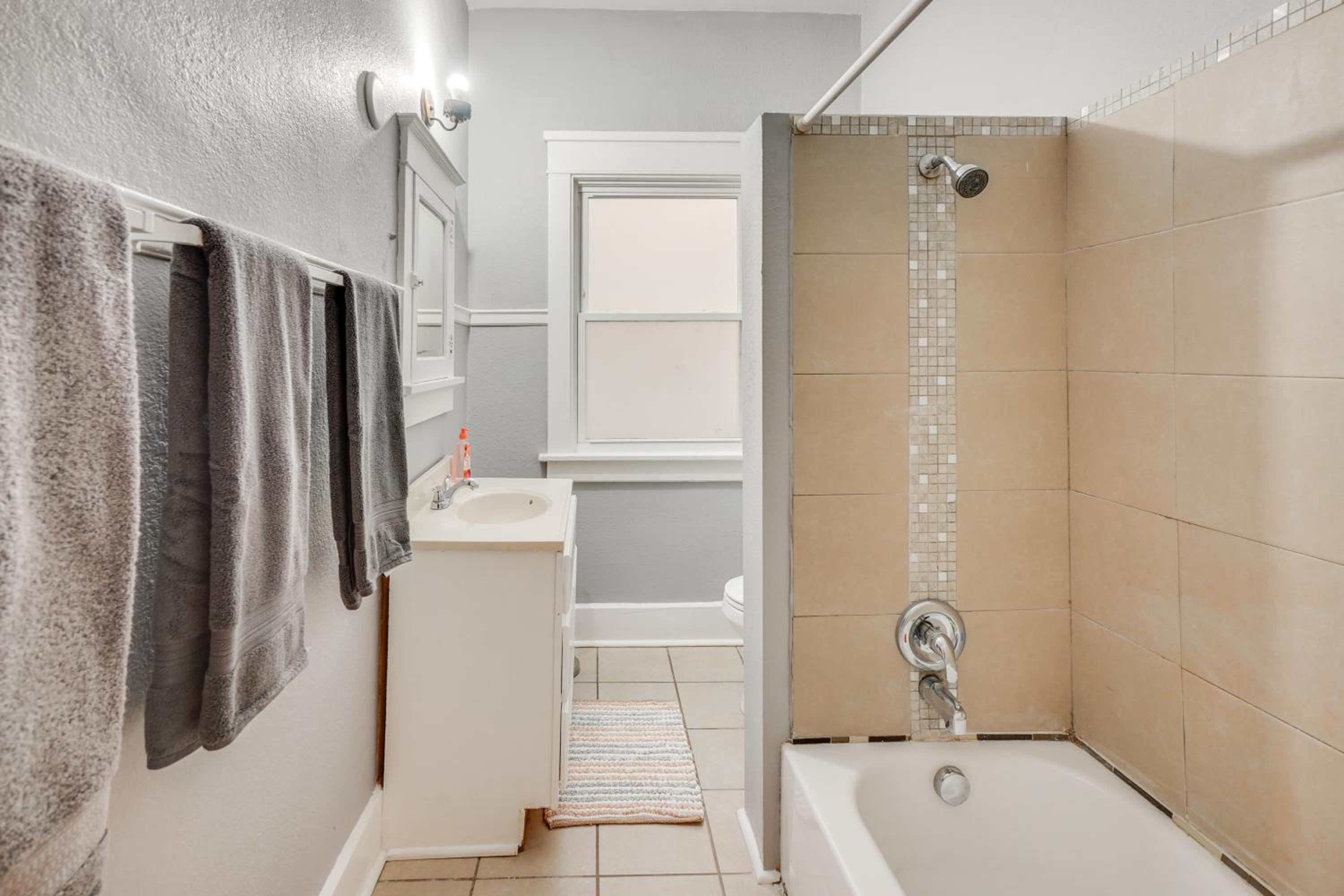 1 Mi to Lake Michigan! Urban Racine Apartment