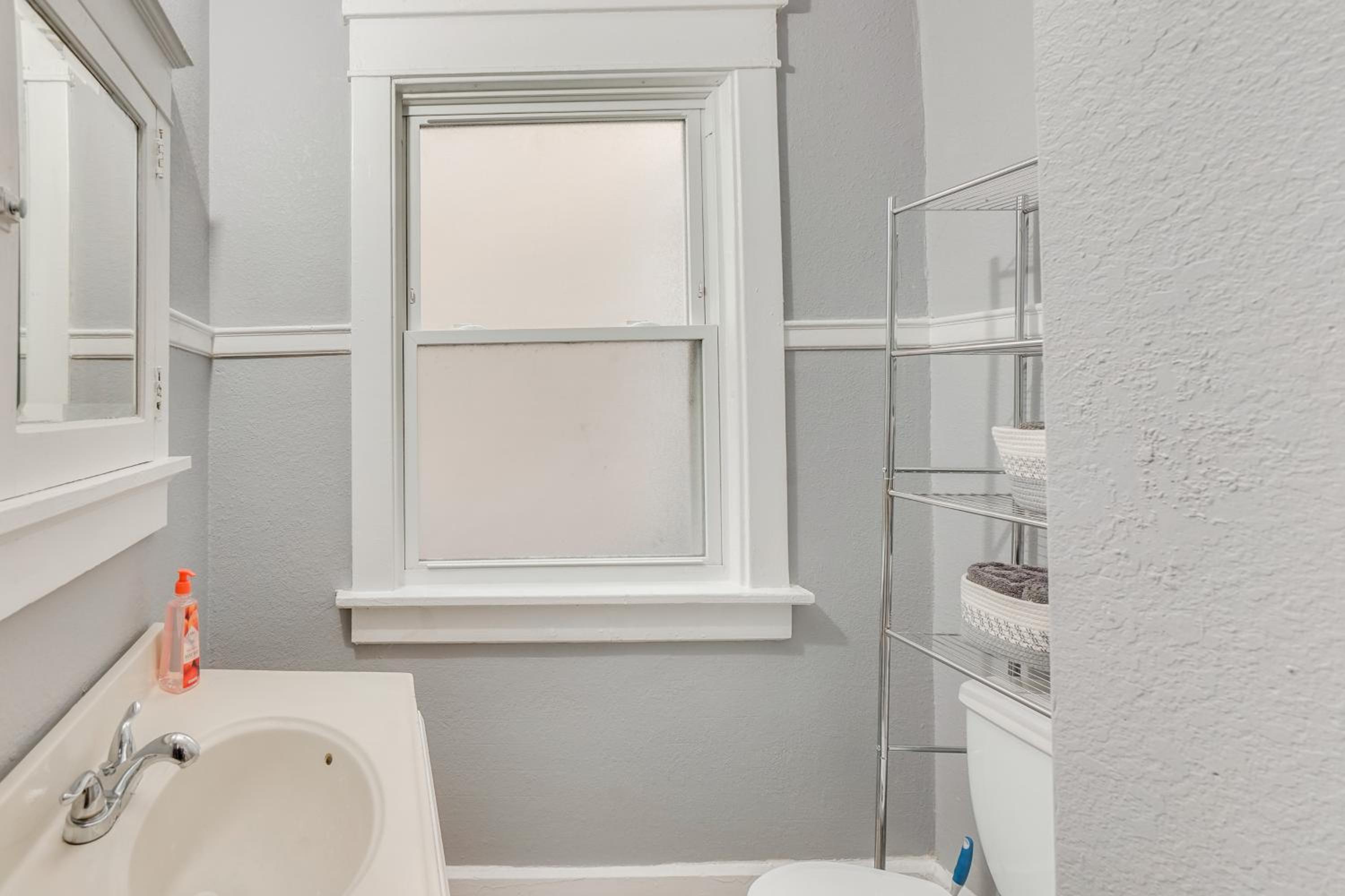 1 Mi to Lake Michigan! Urban Racine Apartment