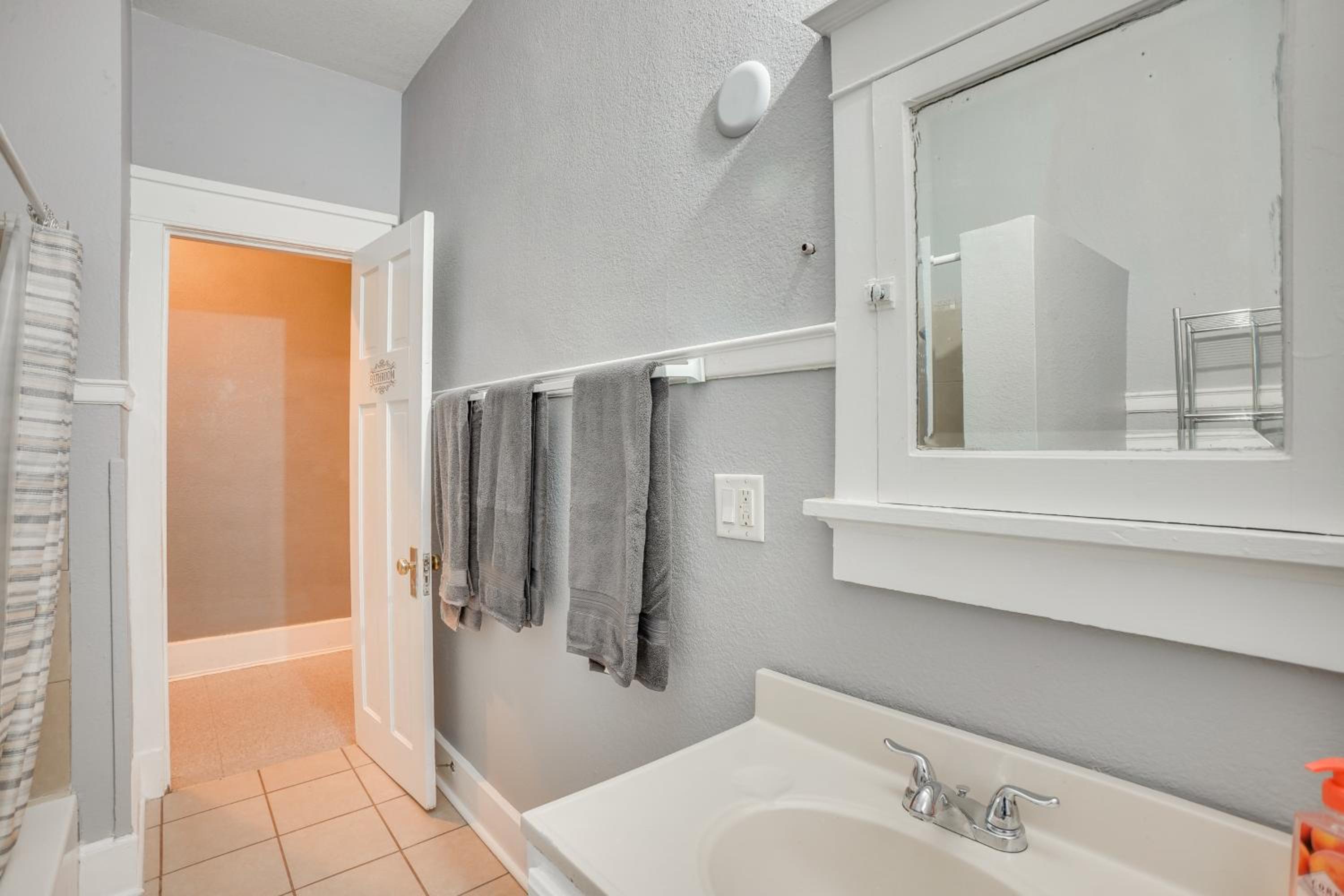 1 Mi to Lake Michigan! Urban Racine Apartment