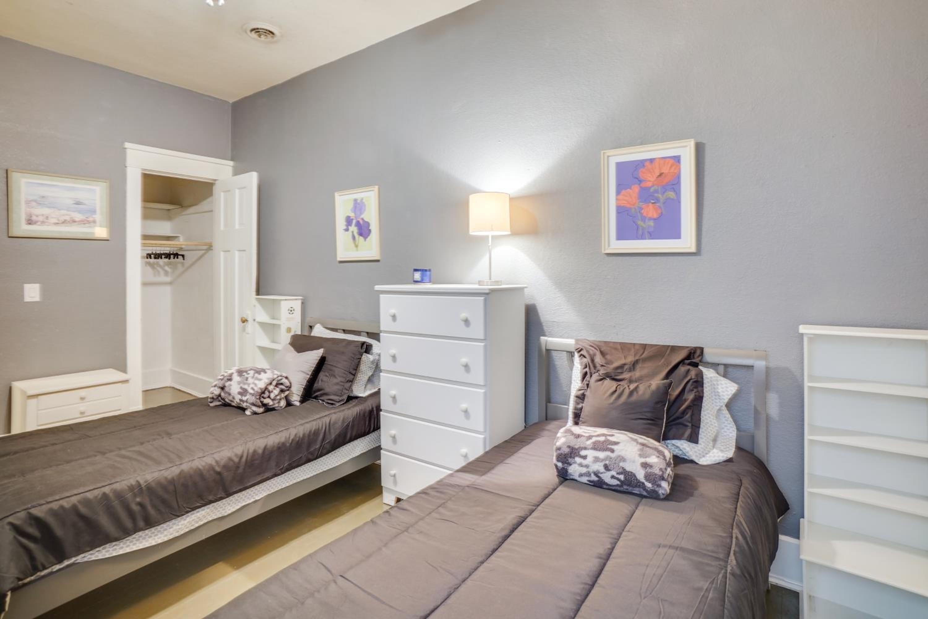 1 Mi to Lake Michigan! Urban Racine Apartment