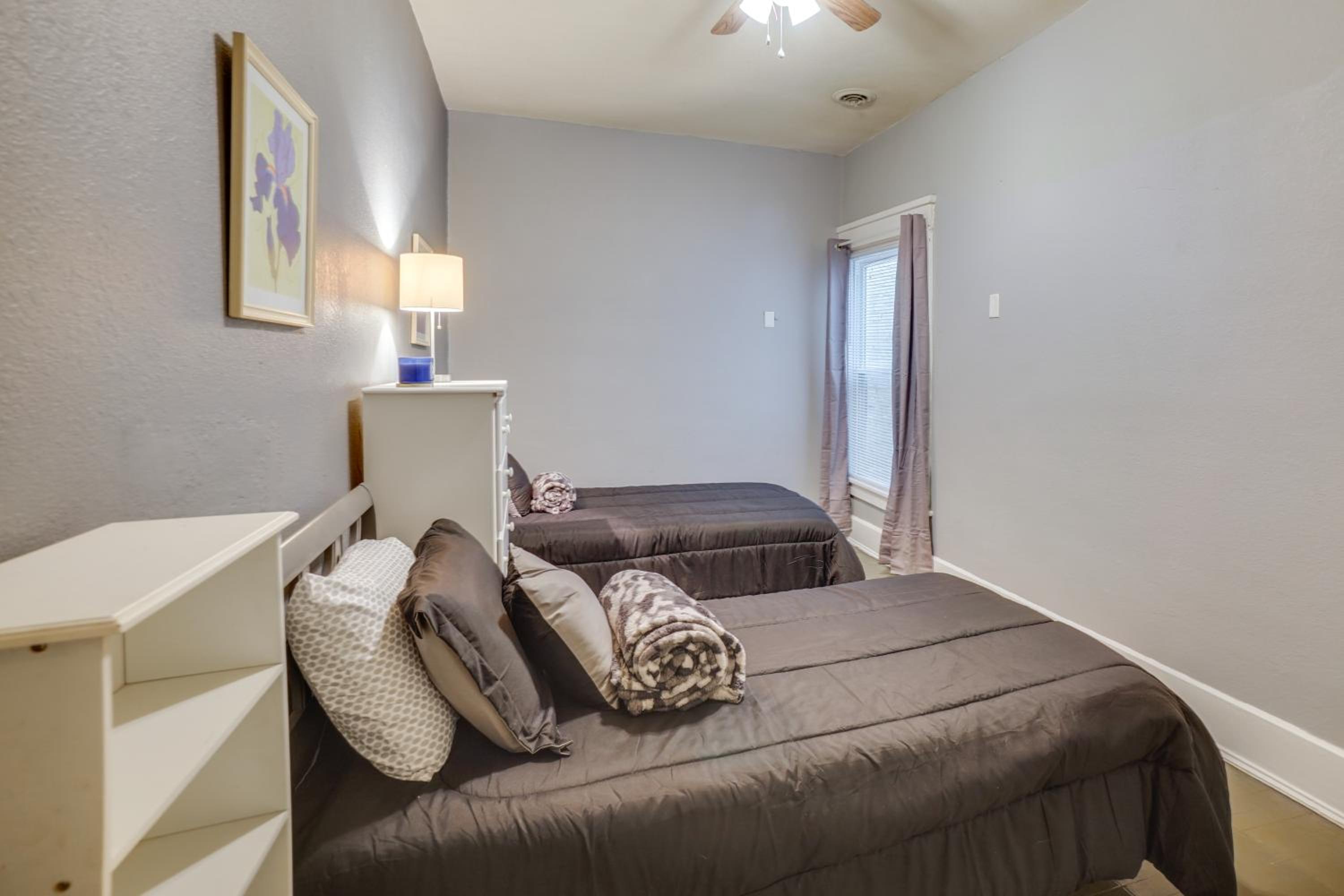 1 Mi to Lake Michigan! Urban Racine Apartment