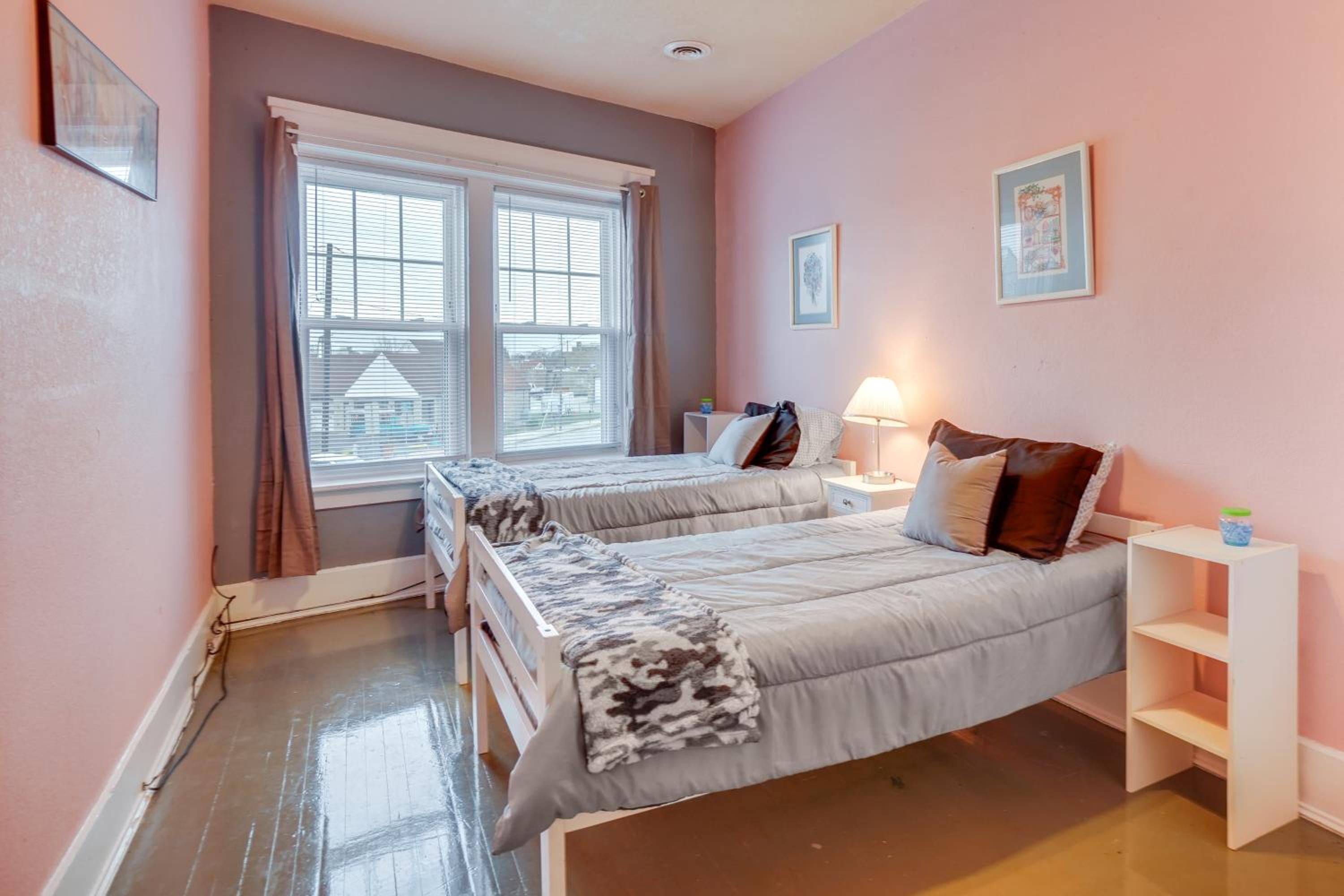 1 Mi to Lake Michigan! Urban Racine Apartment