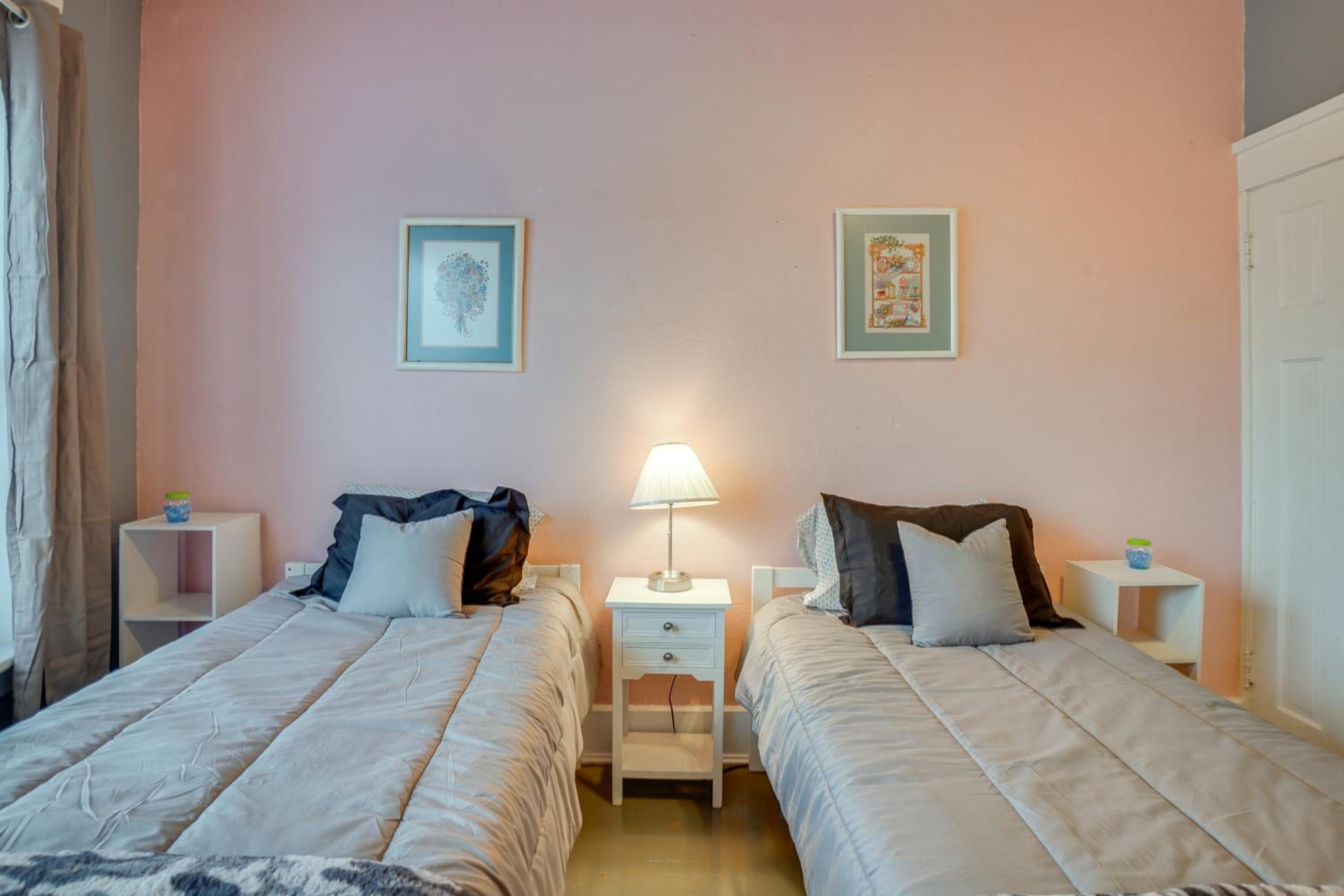 1 Mi to Lake Michigan! Urban Racine Apartment
