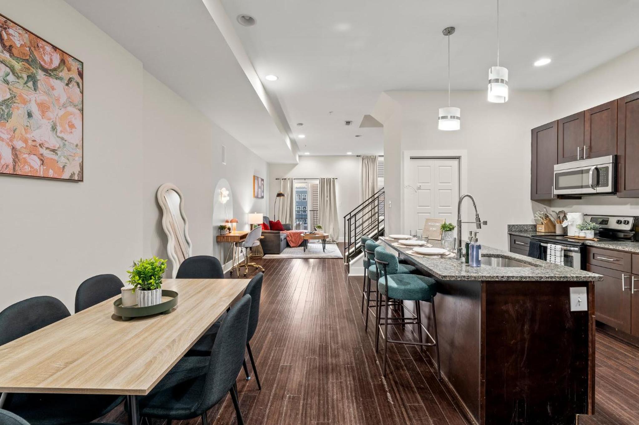 Luxury 3BR Rooftop Apartment Walk to MET and Metro