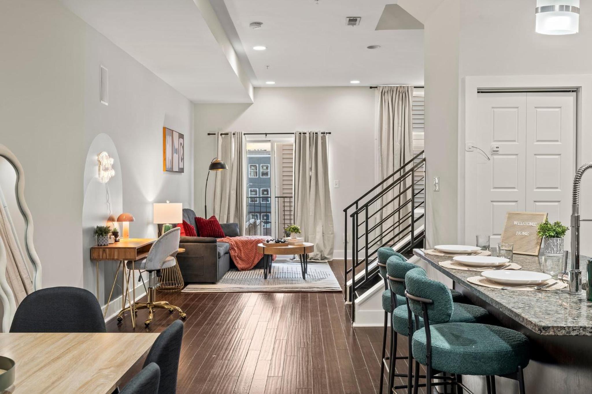 Luxury 3BR Rooftop Apartment Walk to MET and Metro