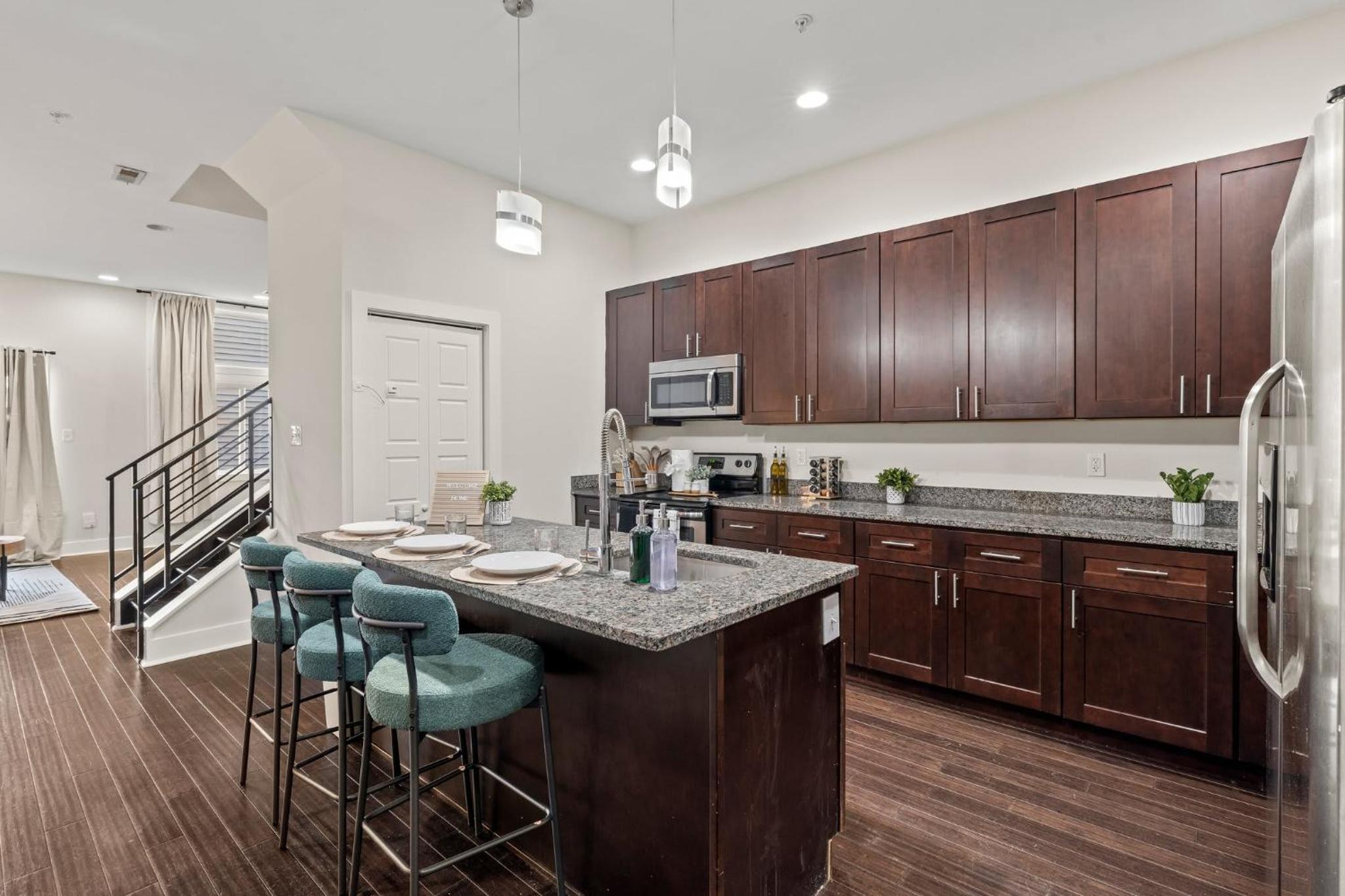 Luxury 3BR Rooftop Apartment Walk to MET and Metro