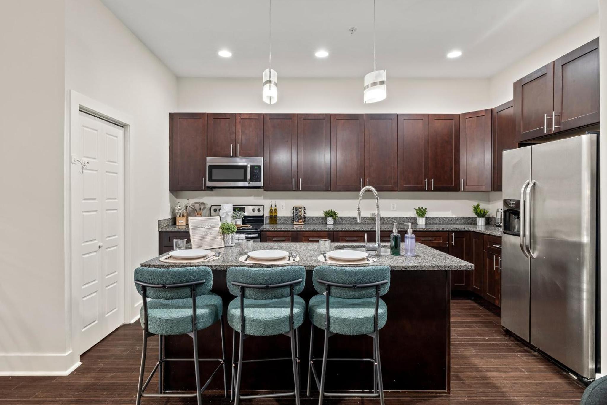 Luxury 3BR Rooftop Apartment Walk to MET and Metro