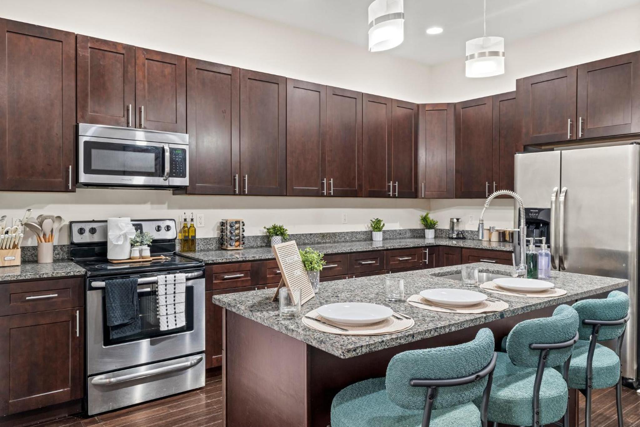 Luxury 3BR Rooftop Apartment Walk to MET and Metro