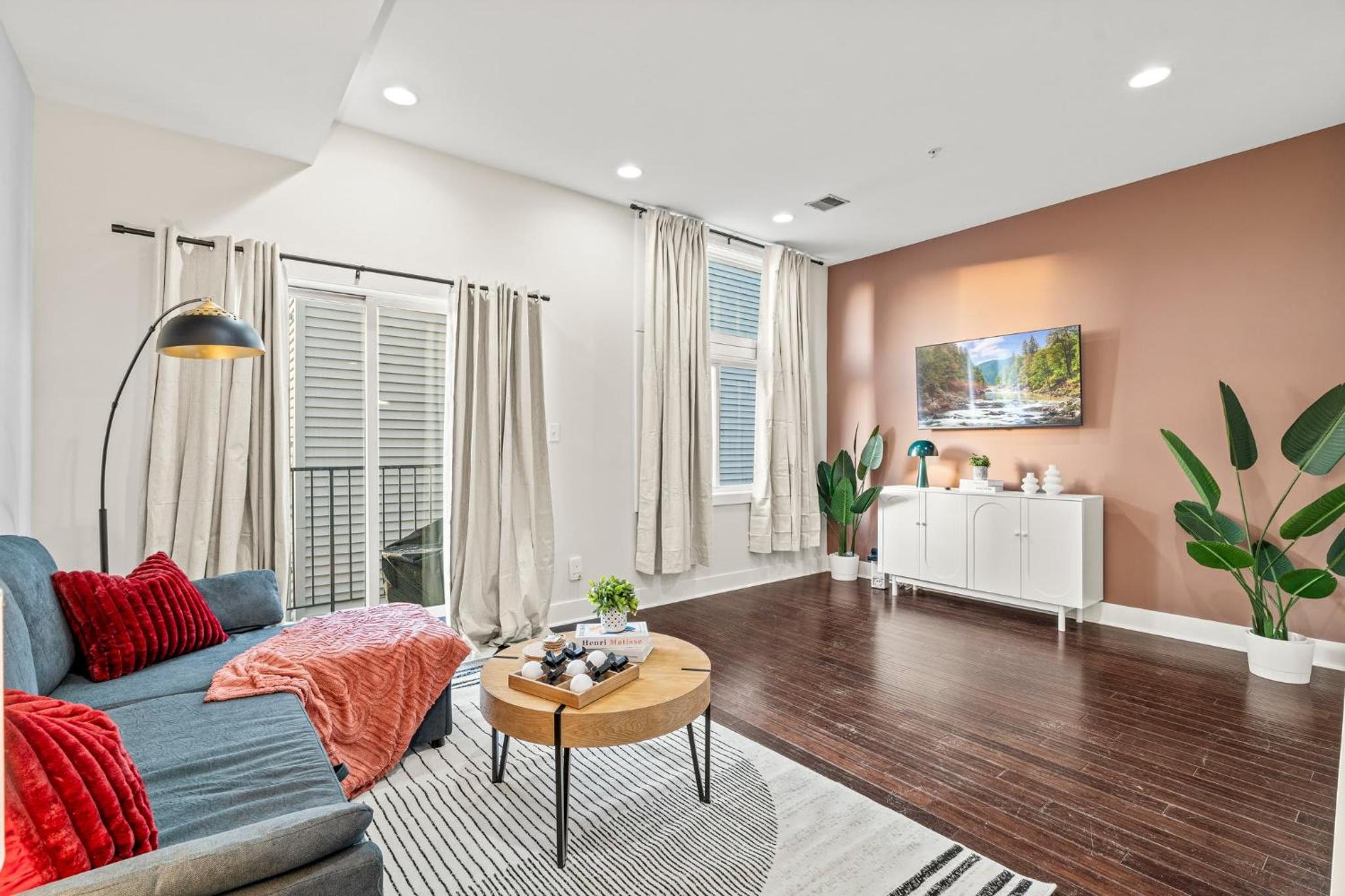 Luxury 3BR Rooftop Apartment Walk to MET and Metro