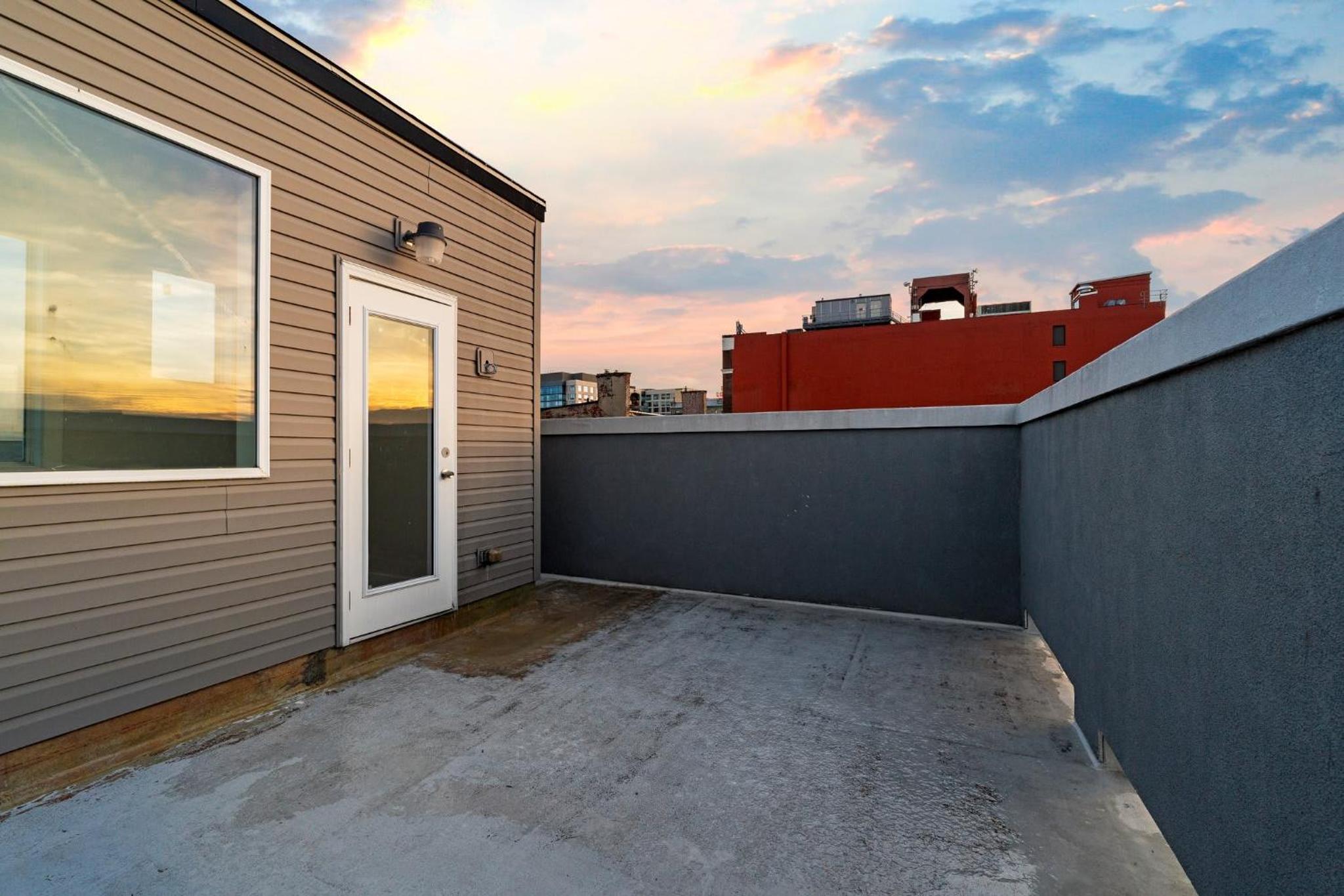 Luxury 3BR Rooftop Apartment Walk to MET and Metro