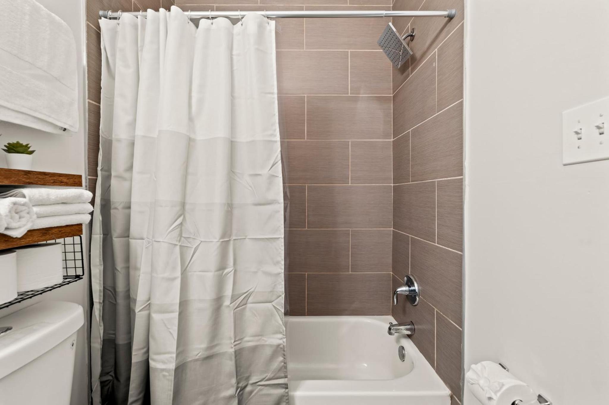 Luxury 3BR Rooftop Apartment Walk to MET and Metro