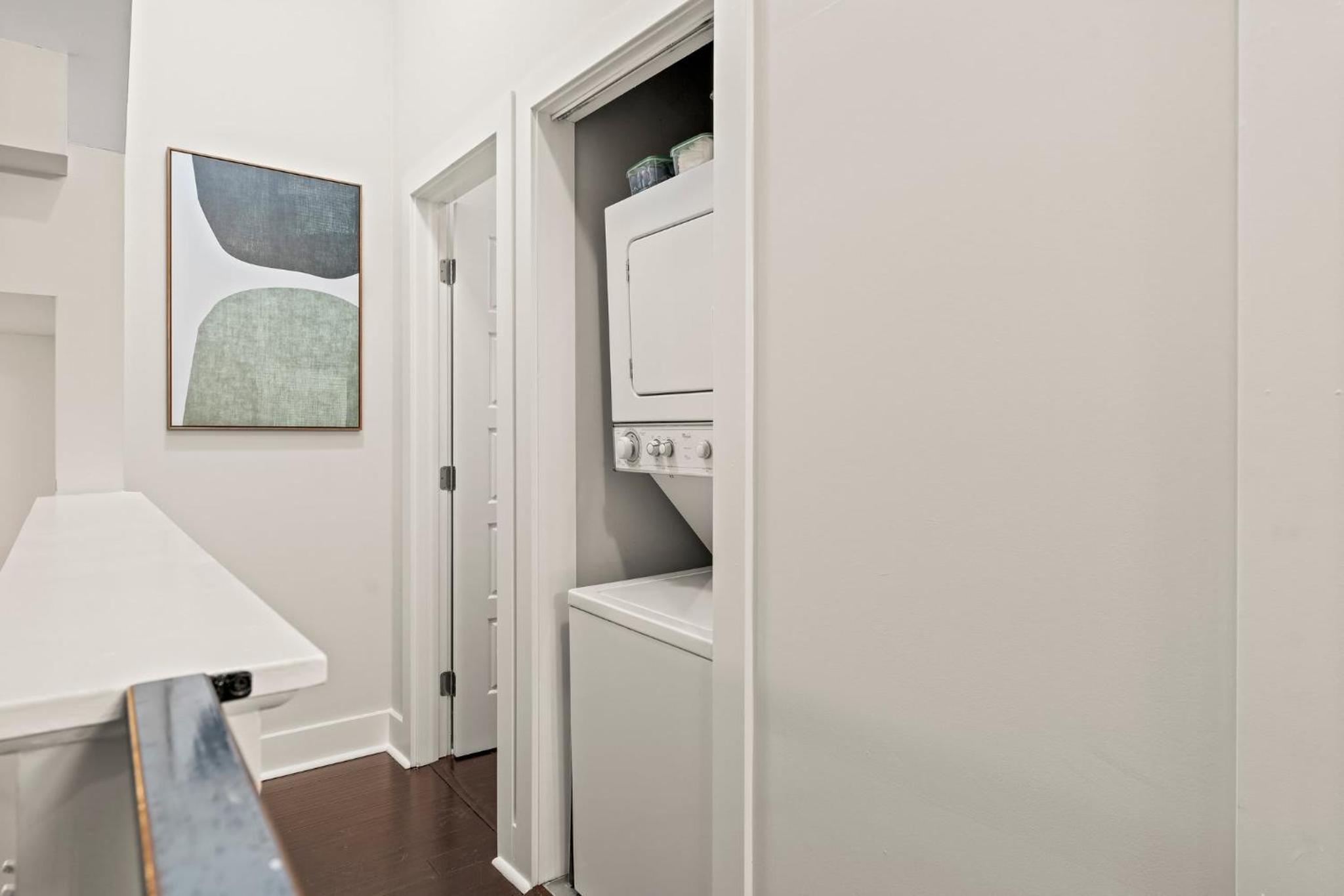 Luxury 3BR Rooftop Apartment Walk to MET and Metro