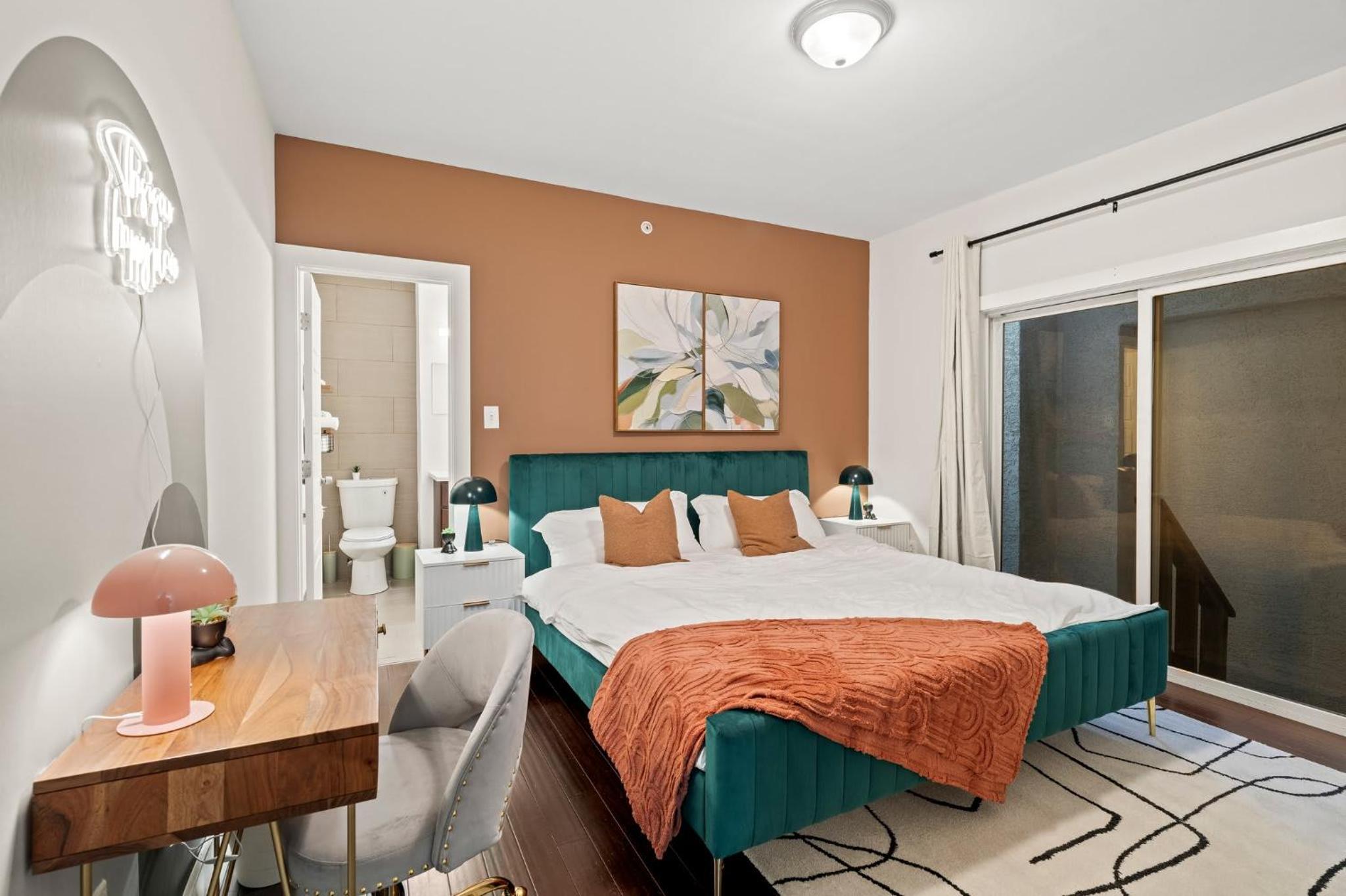 Luxury 3BR Rooftop Apartment Walk to MET and Metro