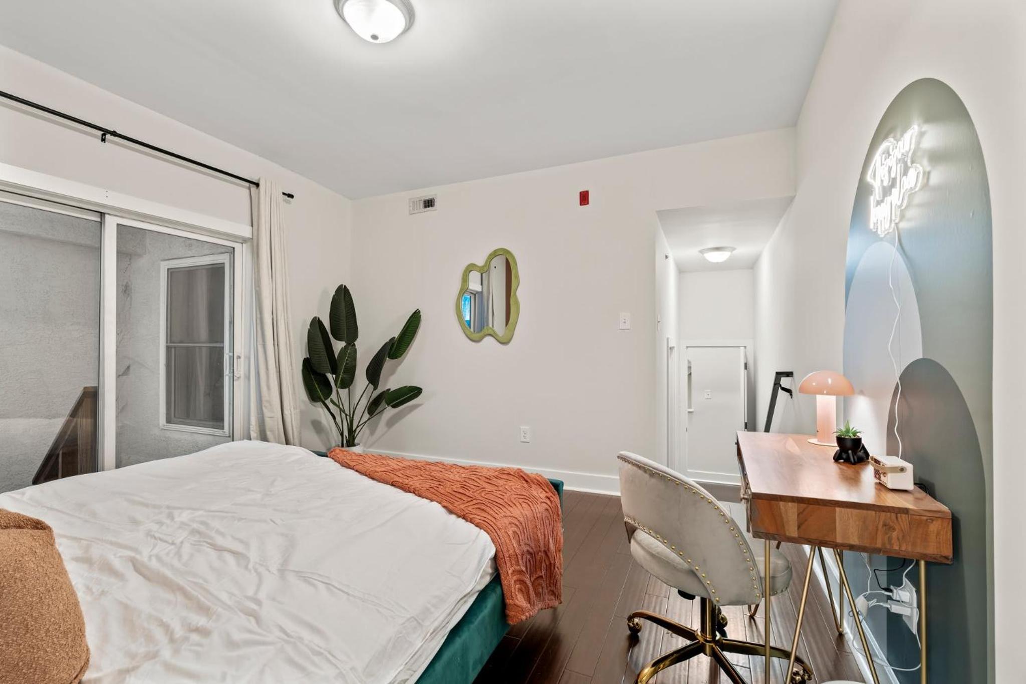 Luxury 3BR Rooftop Apartment Walk to MET and Metro