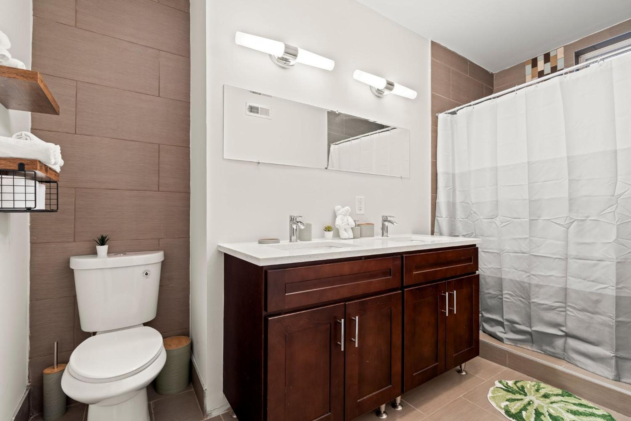 Luxury 3BR Rooftop Apartment Walk to MET and Metro