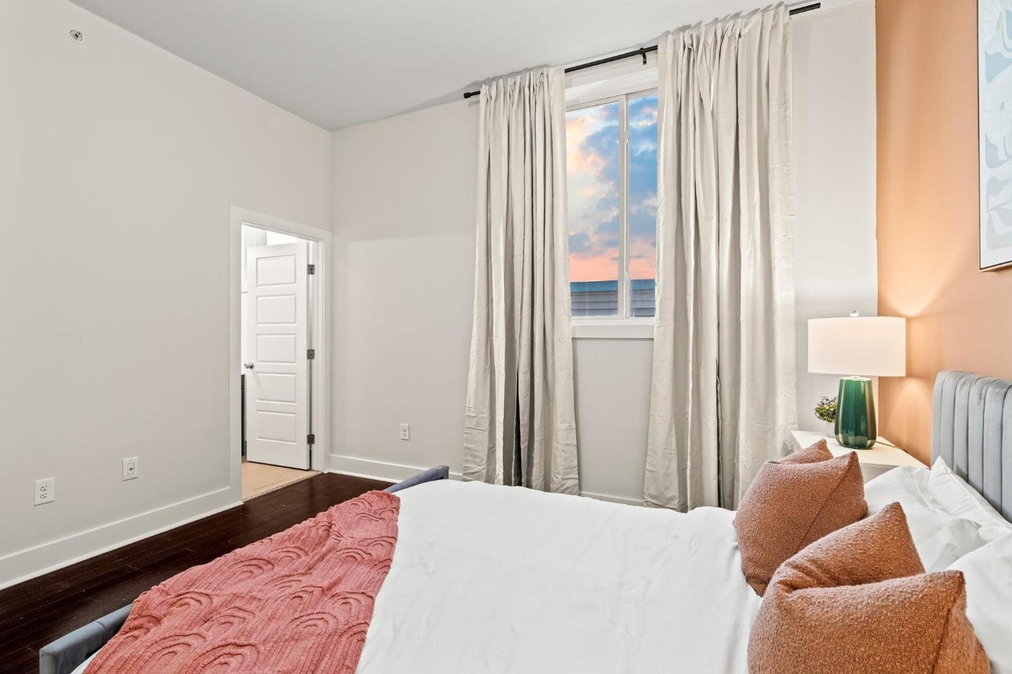 Luxury 3BR Rooftop Apartment Walk to MET and Metro
