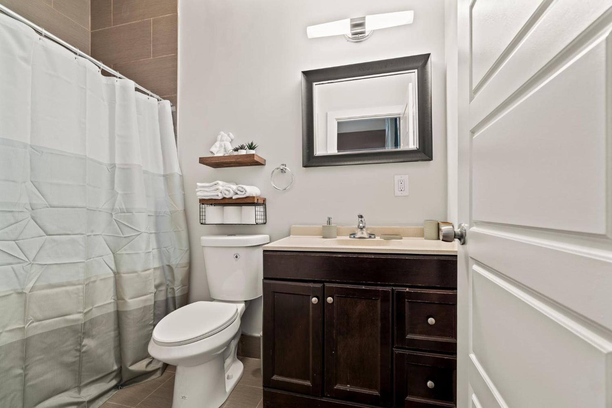 Luxury 3BR Rooftop Apartment Walk to MET and Metro