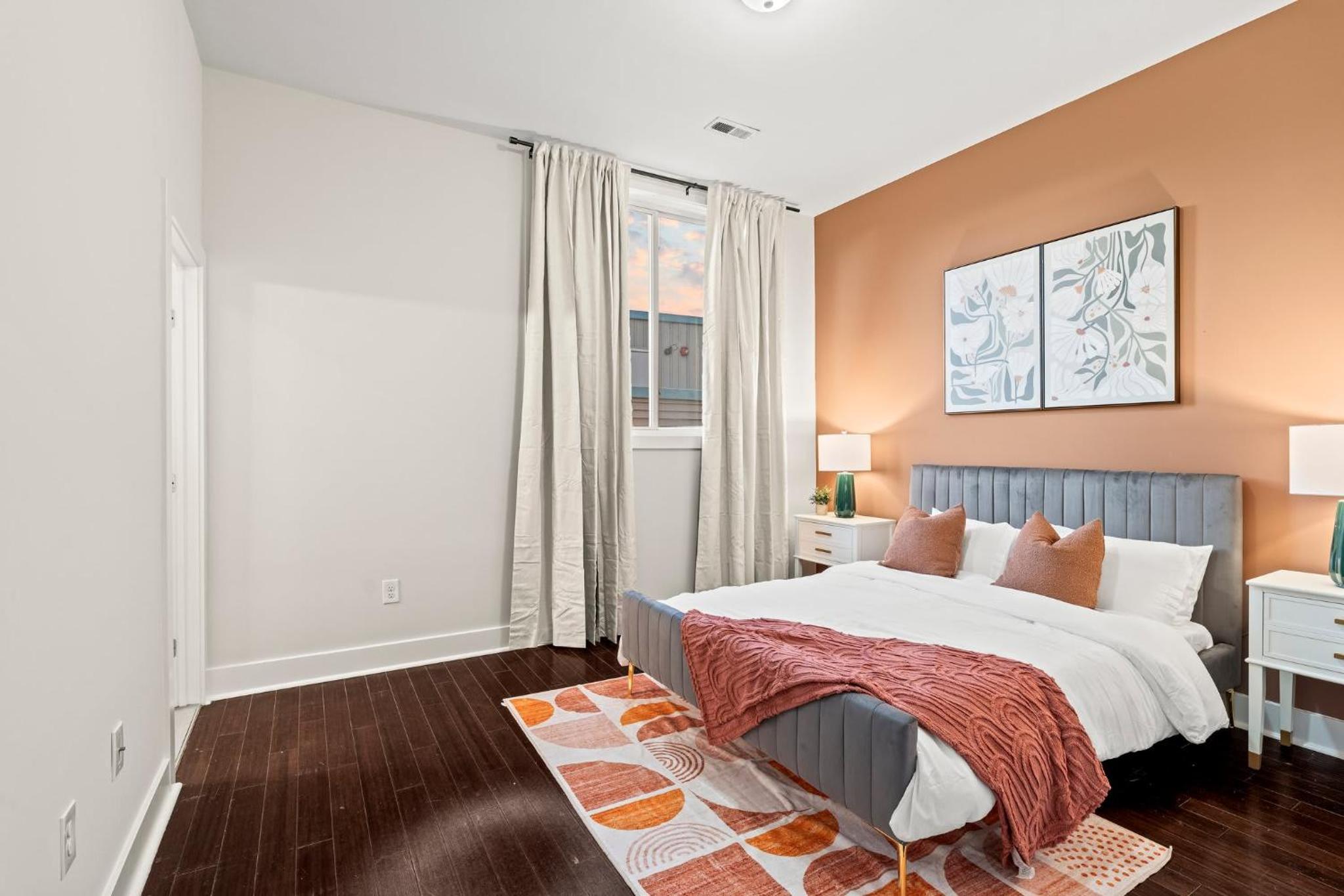 Luxury 3BR Rooftop Apartment Walk to MET and Metro