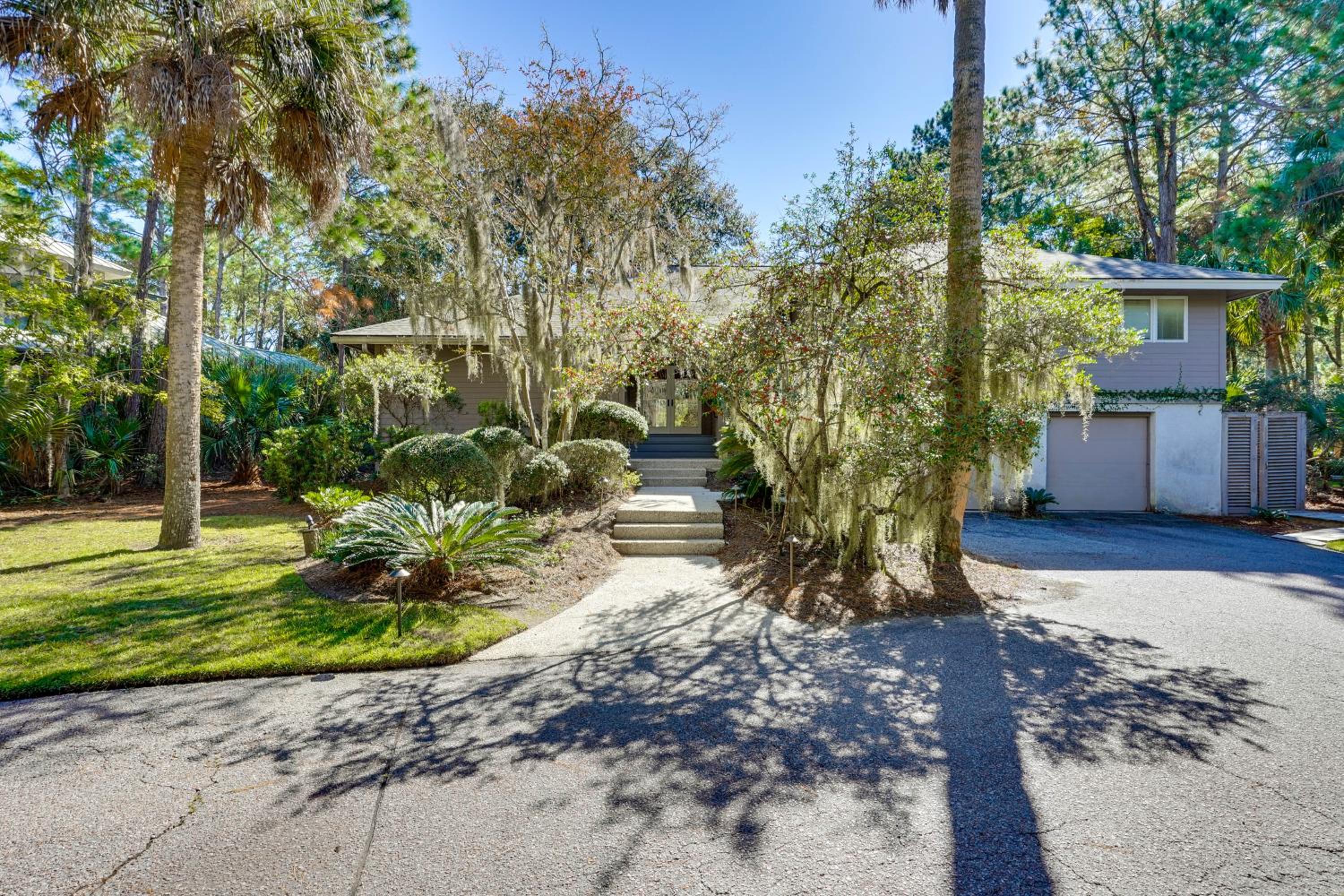 Golf and Tennis Paradise Lagoon-Front Kiawah Home