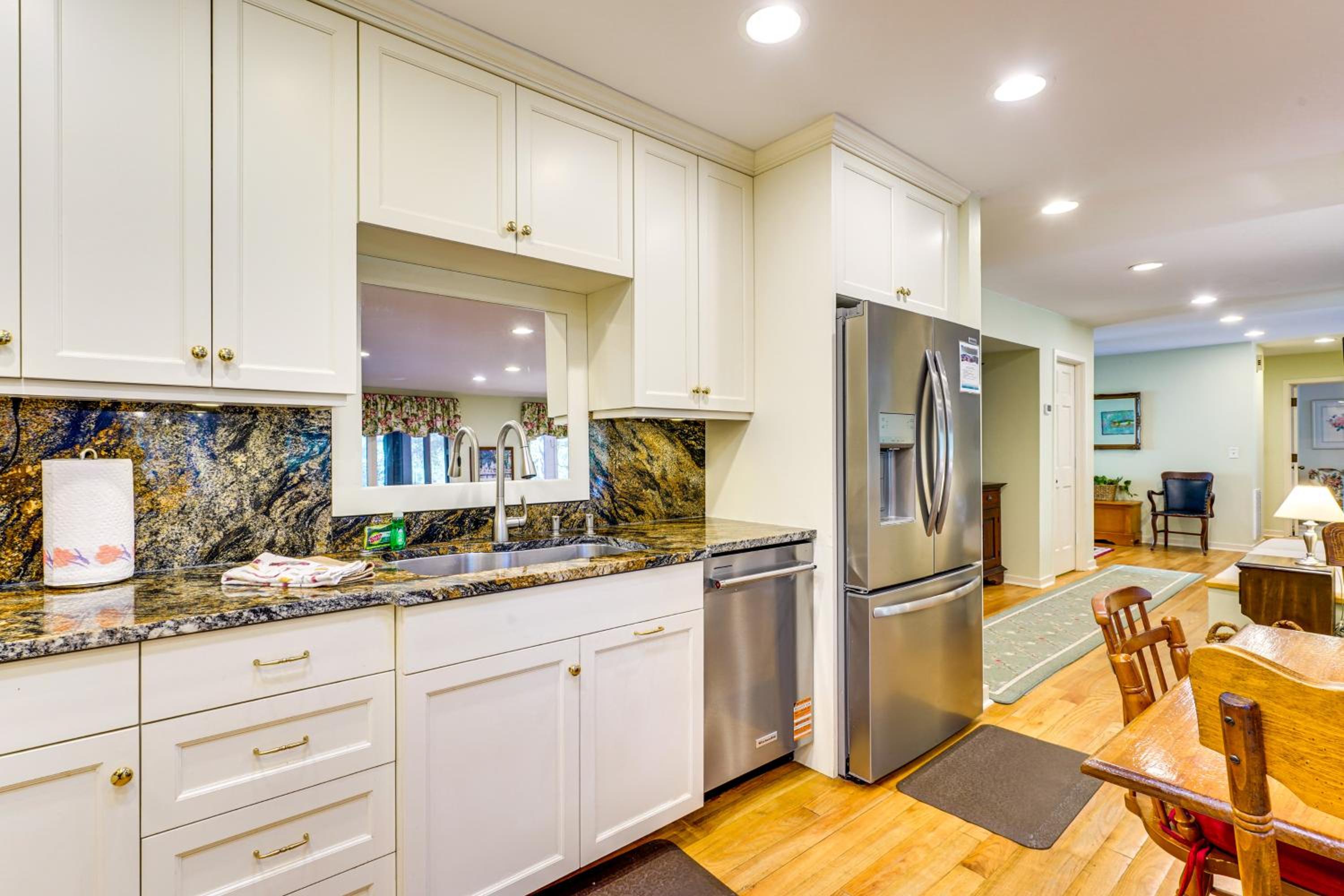 Golf and Tennis Paradise Lagoon-Front Kiawah Home