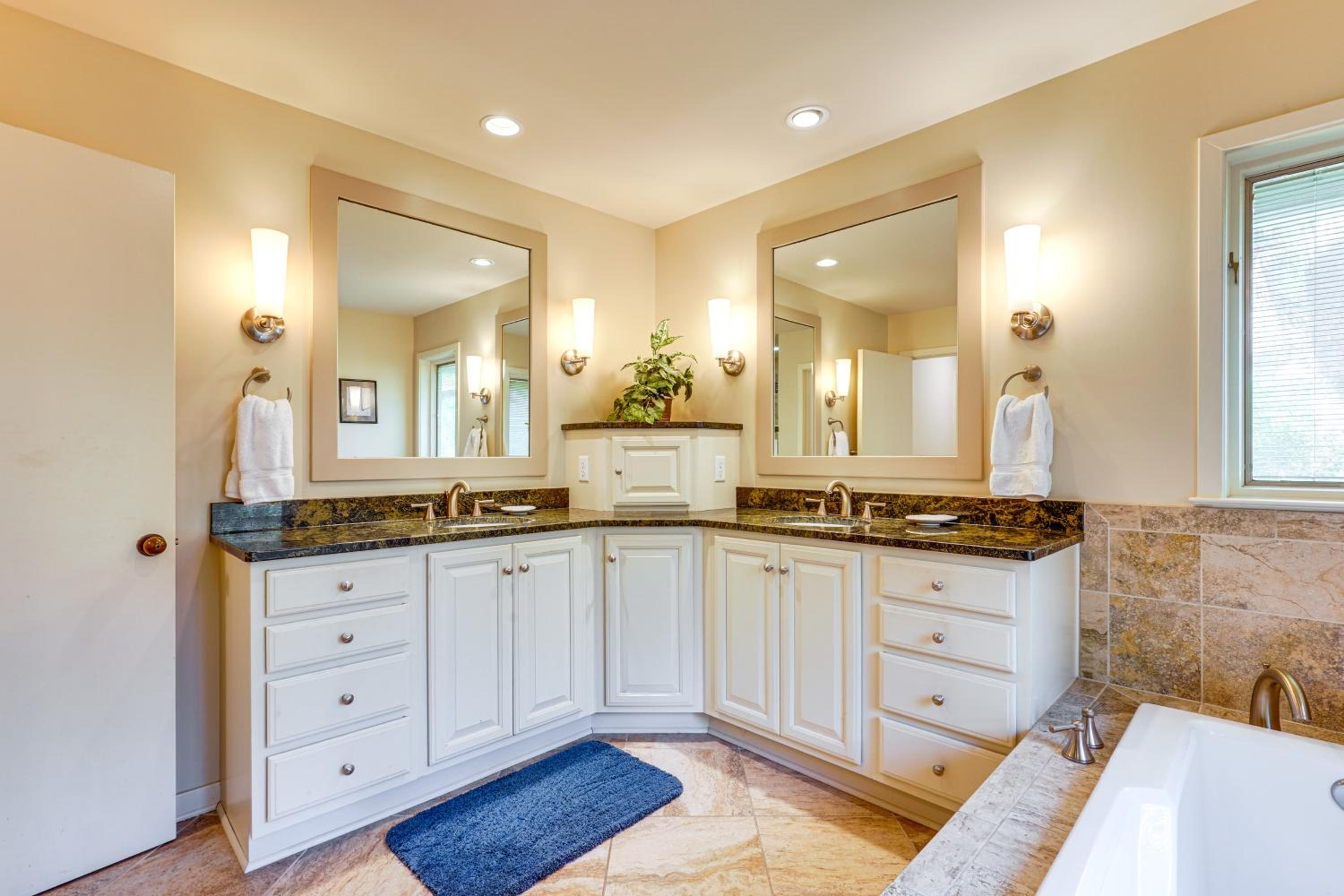 Golf and Tennis Paradise Lagoon-Front Kiawah Home