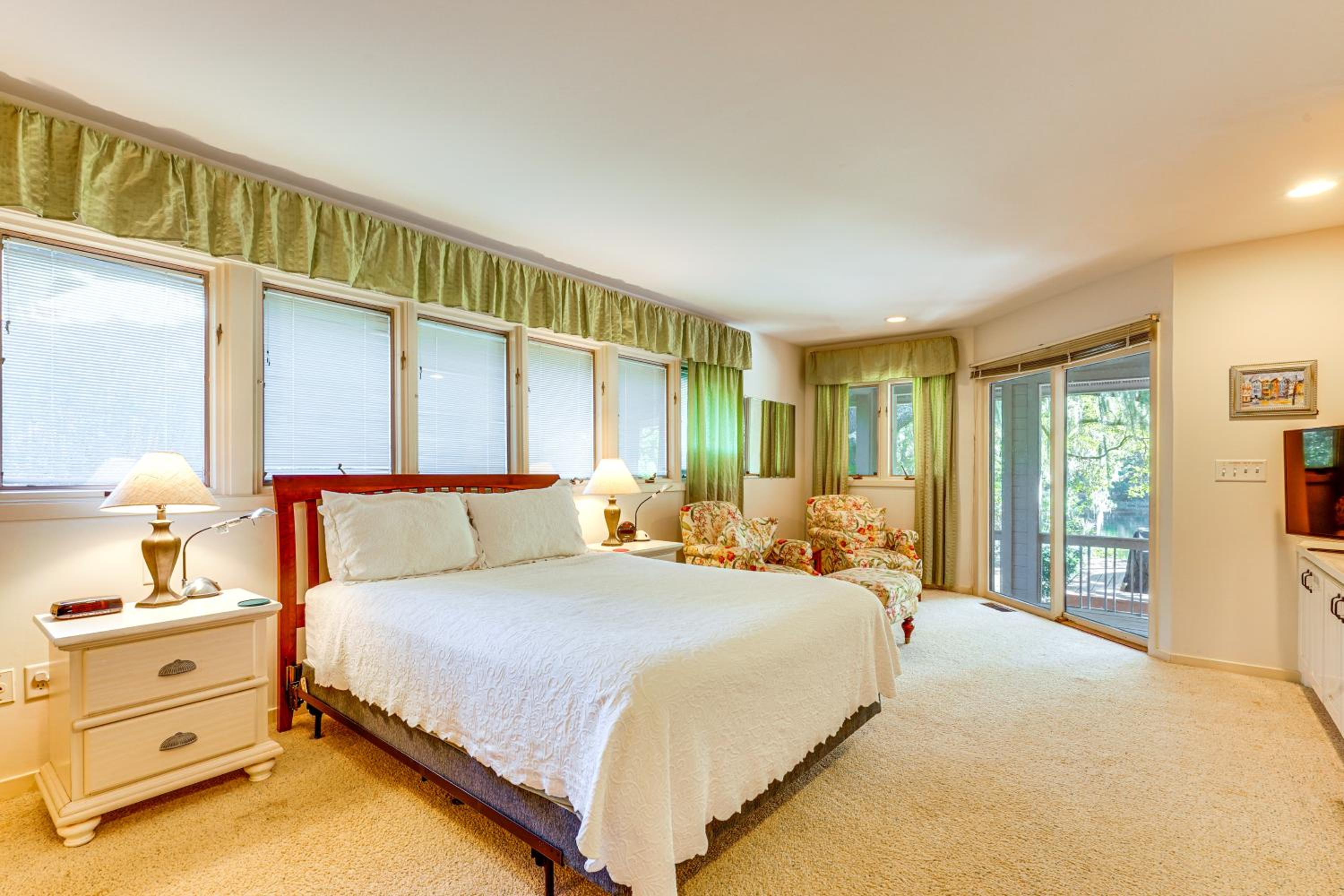 Golf and Tennis Paradise Lagoon-Front Kiawah Home