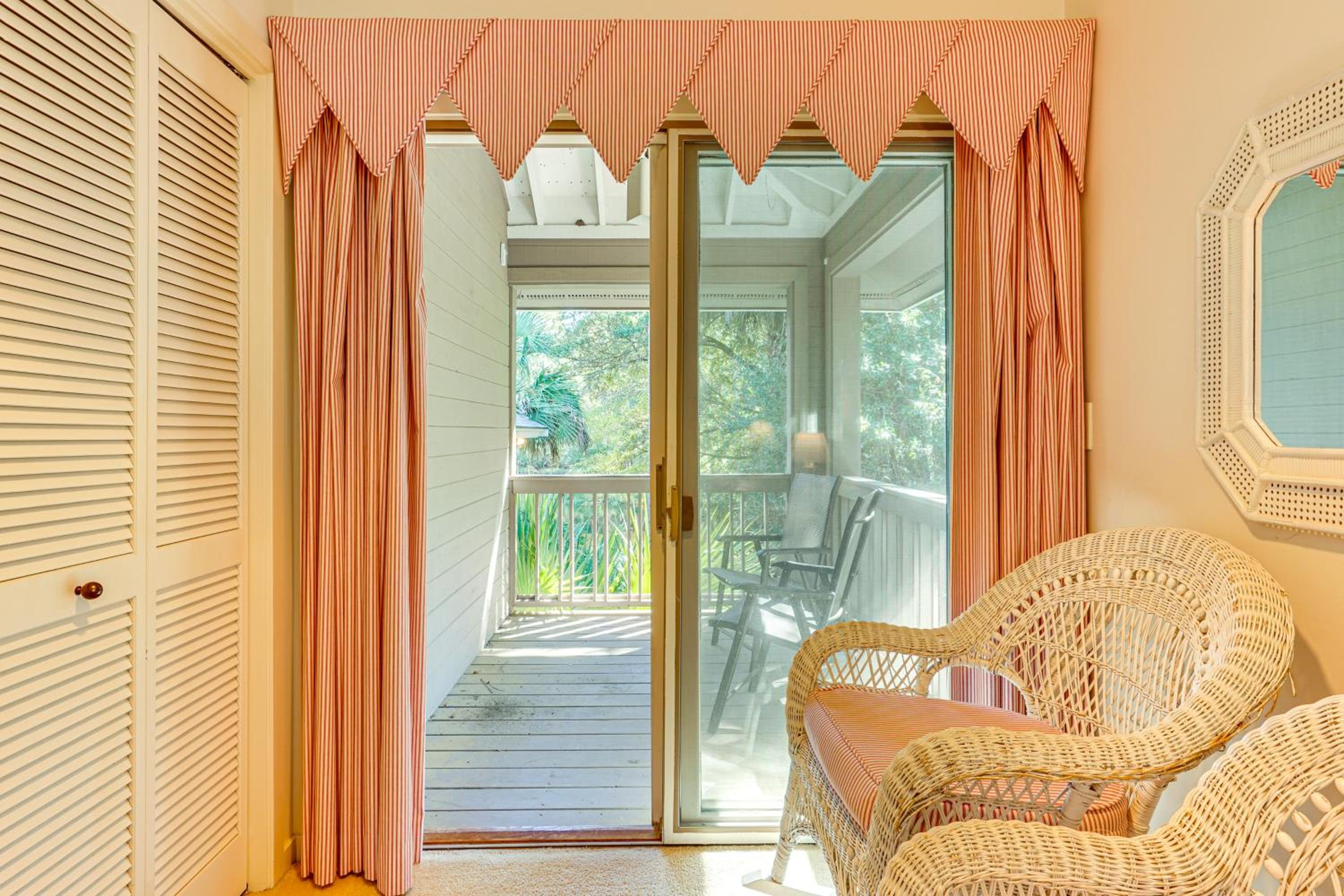 Golf and Tennis Paradise Lagoon-Front Kiawah Home