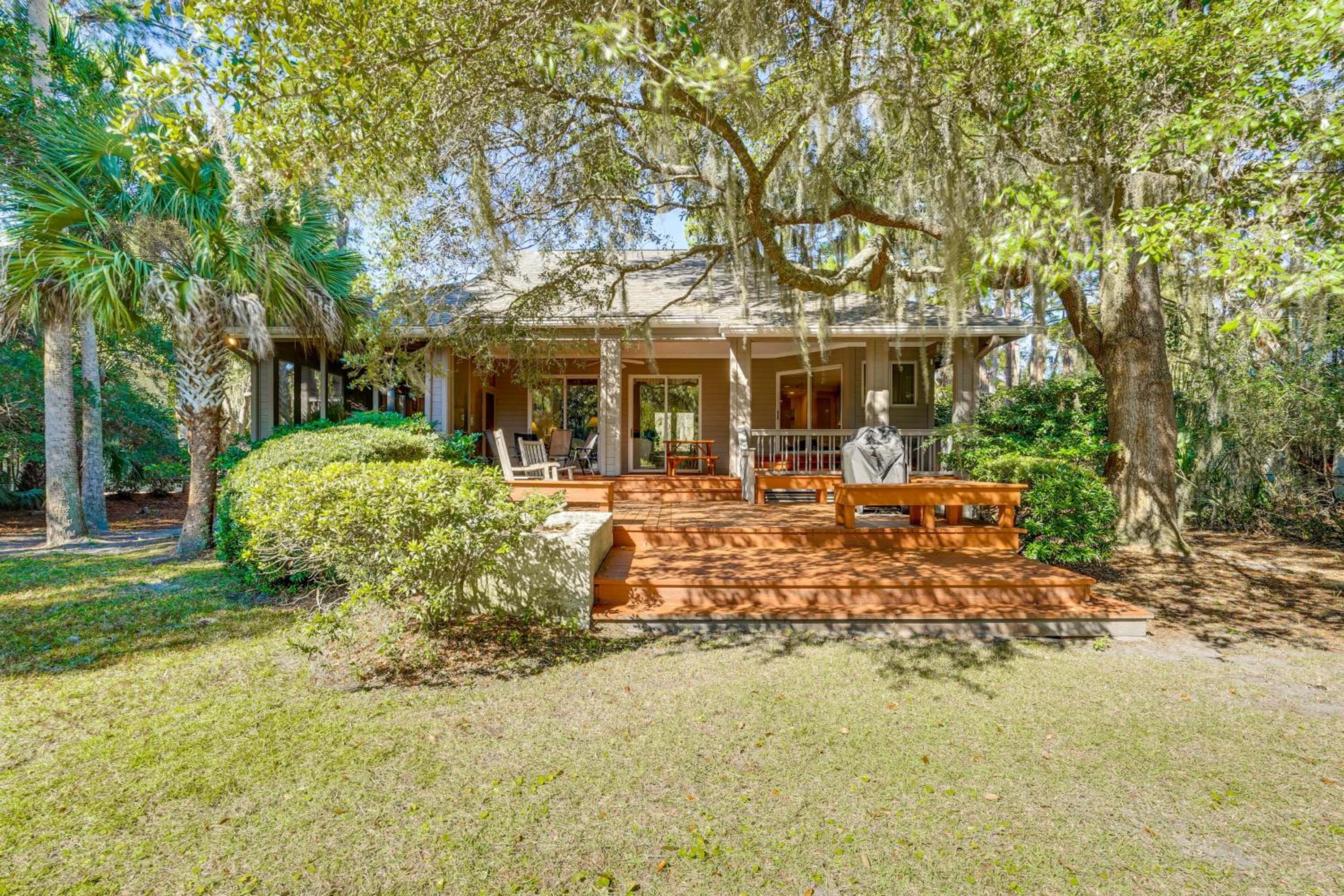 Golf and Tennis Paradise Lagoon-Front Kiawah Home