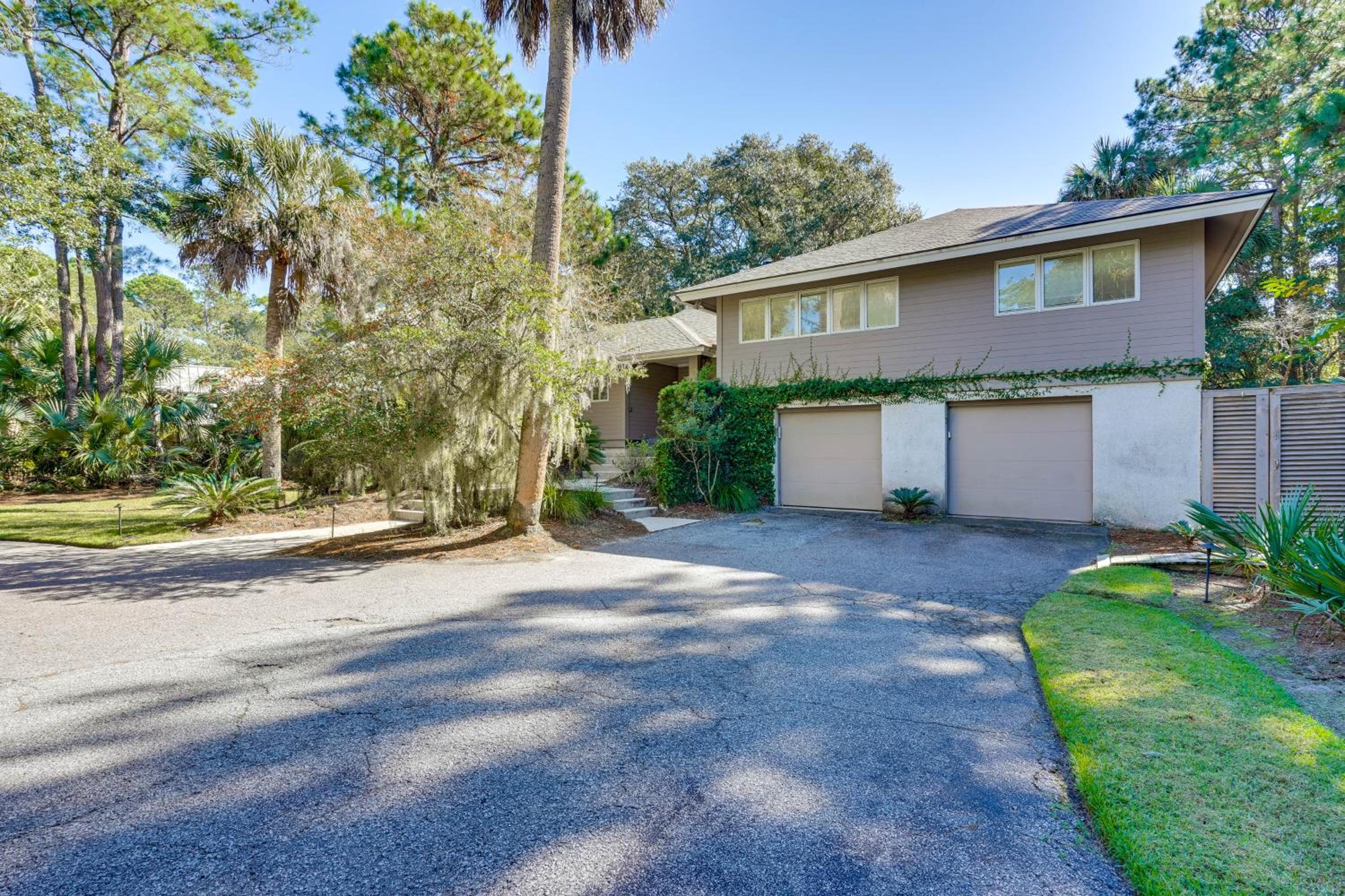 Golf and Tennis Paradise Lagoon-Front Kiawah Home